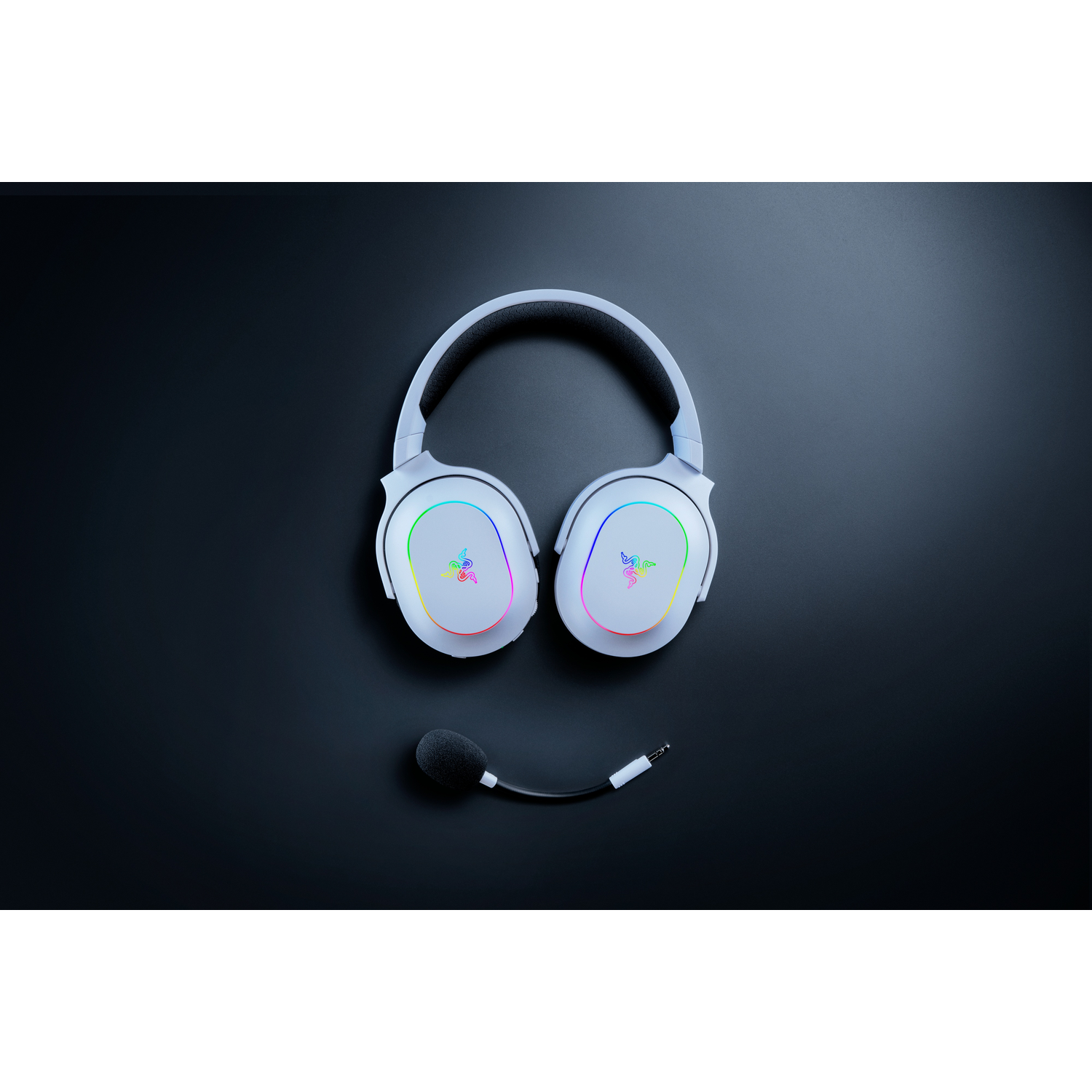 Witte gamingheadset met een microfoon. De headset staat op een zwarte ondergrond.