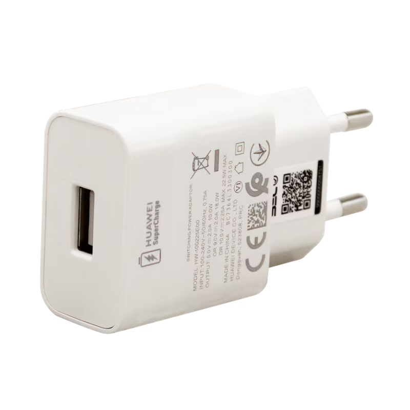 Beyaz Huawei SuperCharge adaptörü, USB bağlantı noktası ve beyaz zemin.