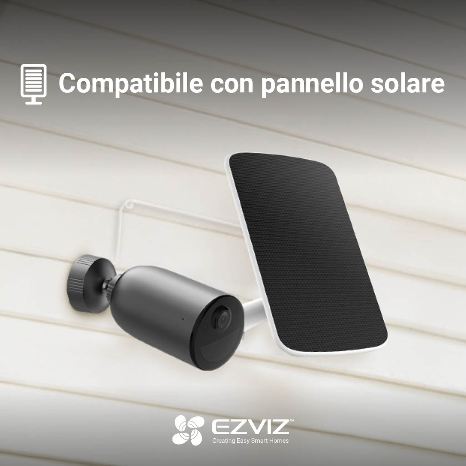Telecamera di sicurezza nera e pannello solare montati su una superficie bianca. Logo EZVIZ in basso.