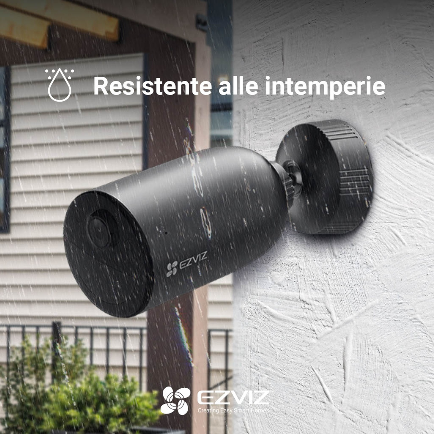 Una telecamera di sicurezza nera è montata su un muro bianco, con gocce d'acqua.