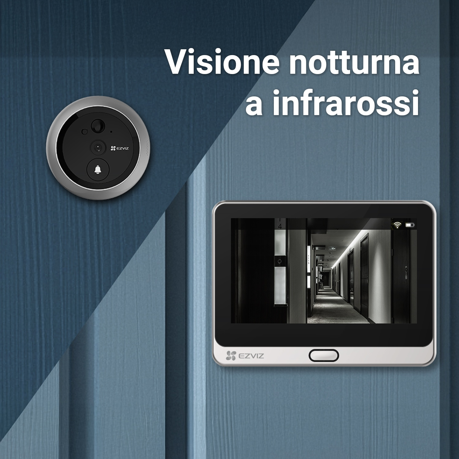 Un sistema di sicurezza mostra la vista di un corridoio. Una telecamera rotonda è montata su una porta di legno blu.