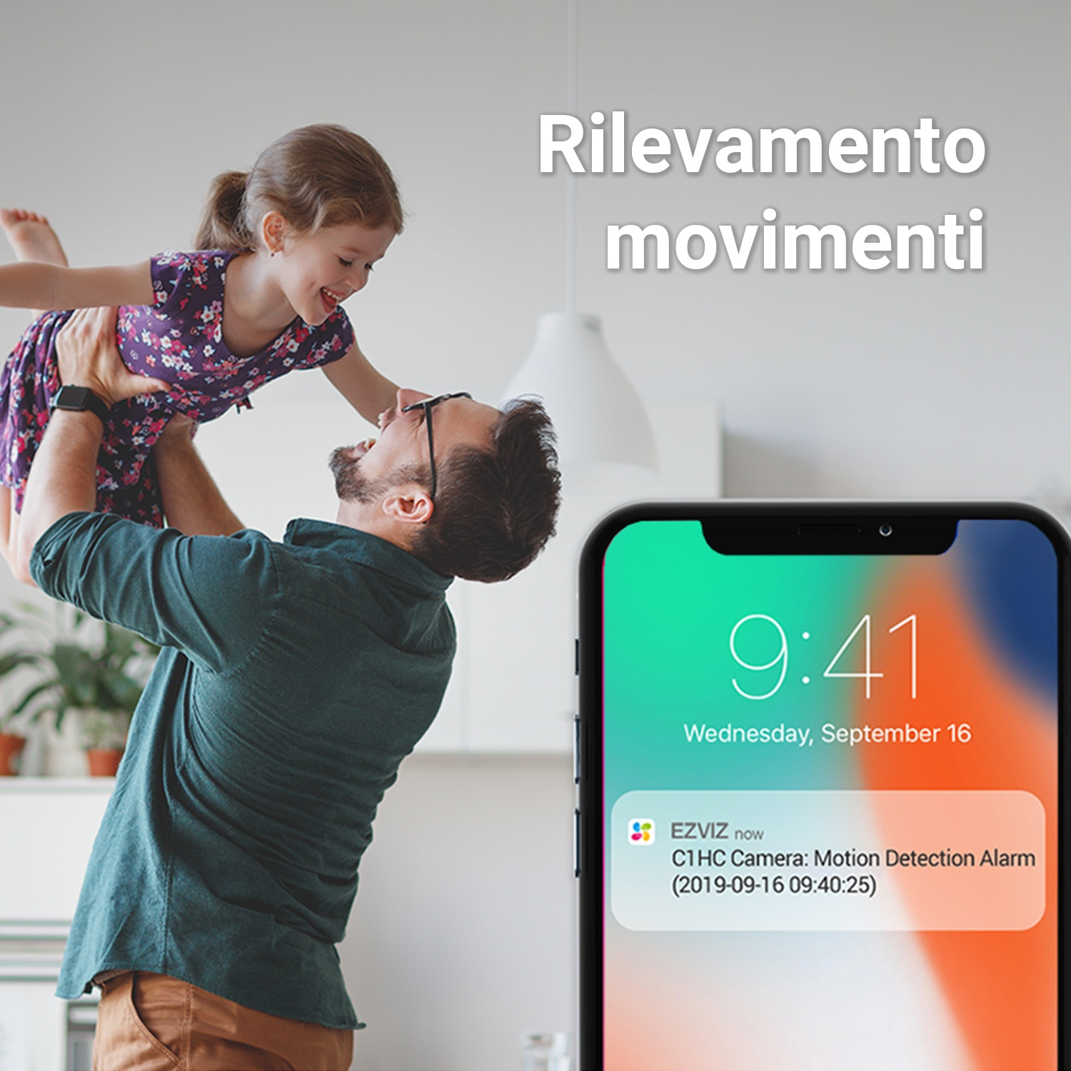 Un uomo lancia una bambina in aria, il telefono mostra un allarme di rilevamento del movimento.
