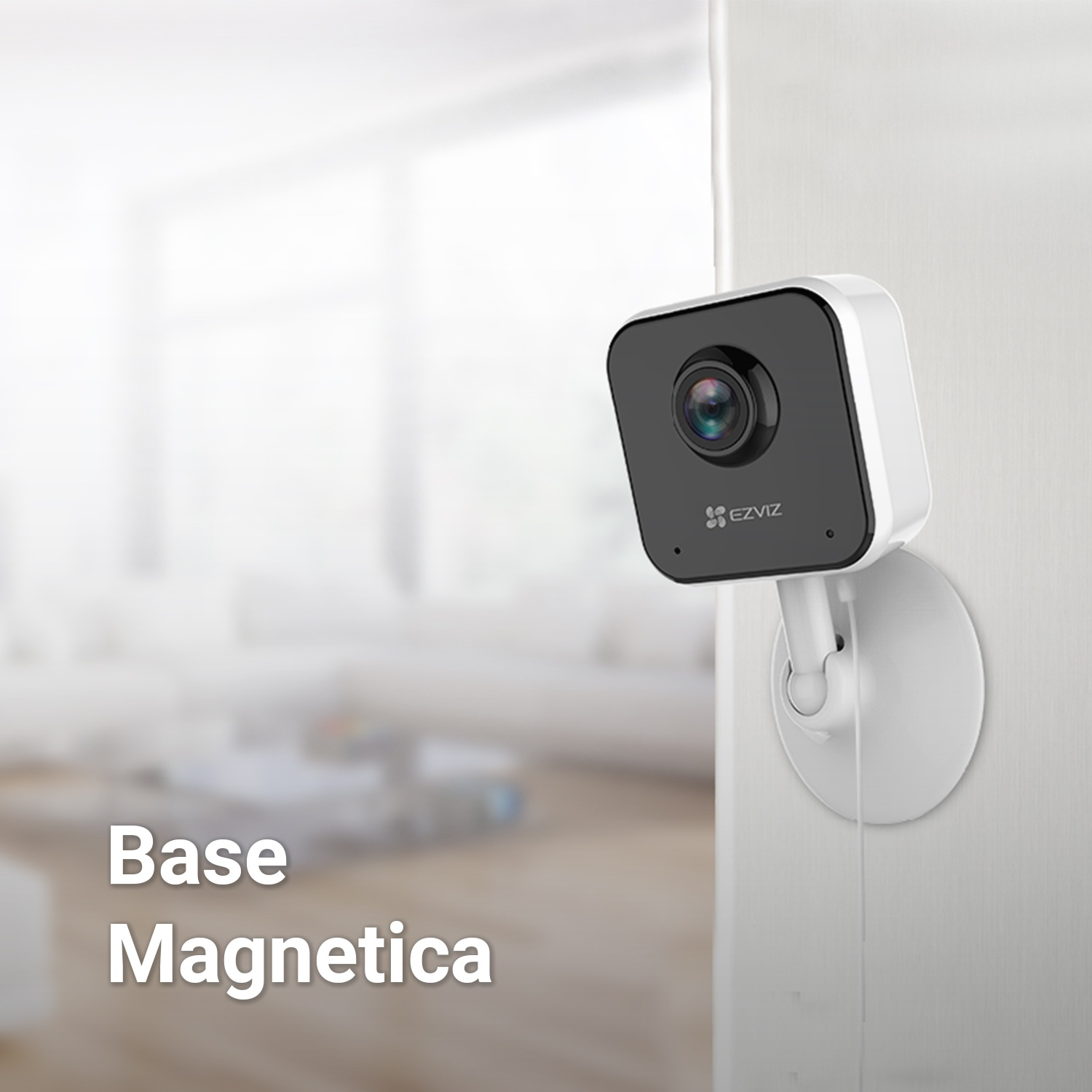 Una telecamera di sicurezza quadrata nera con base bianca su una porta.