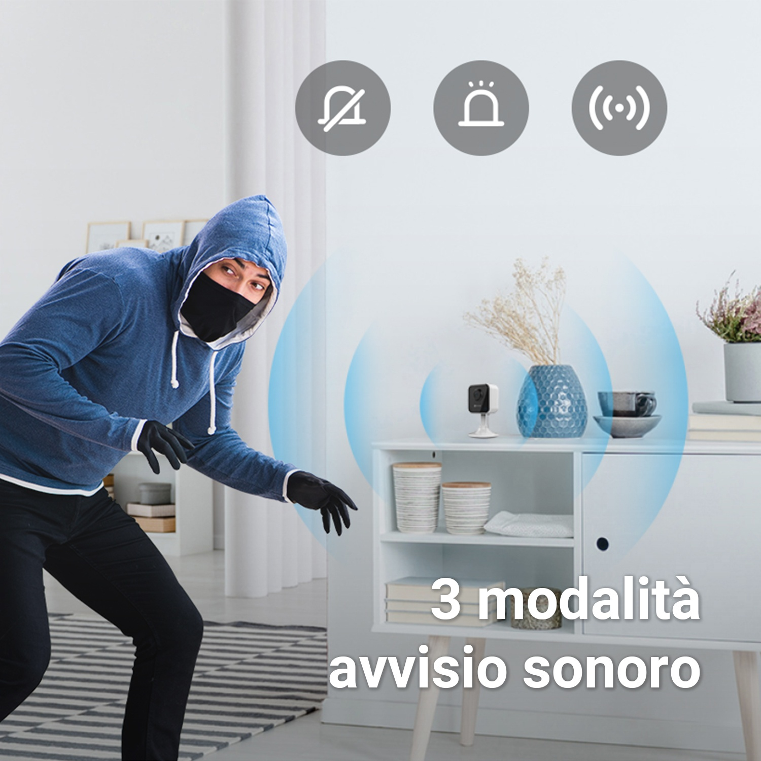 Una persona con la felpa con cappuccio sta per rubare in una casa con un sistema di sicurezza.