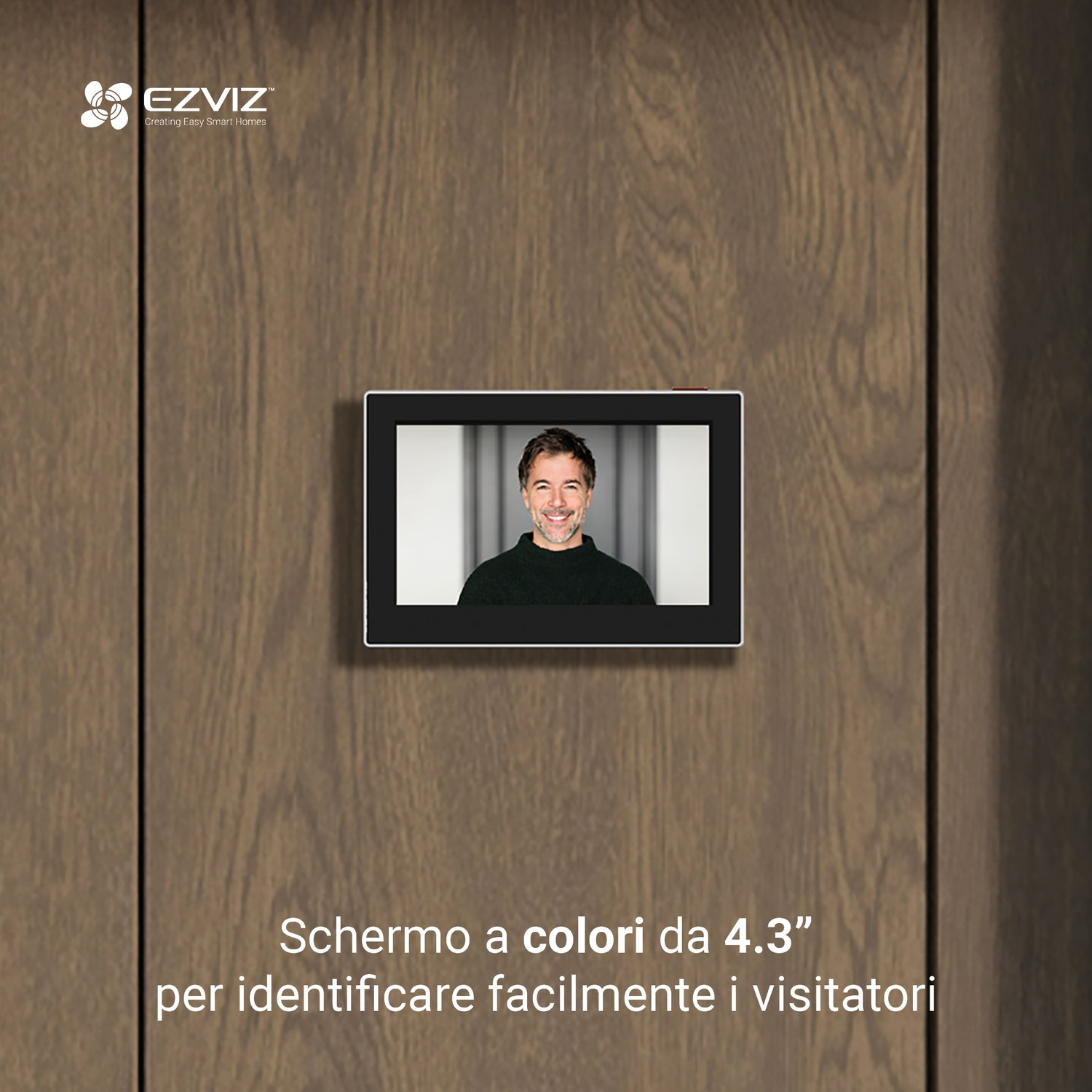 Uno schermo a colori da 4,3" su una porta di legno. Lo schermo mostra un uomo sorridente.
