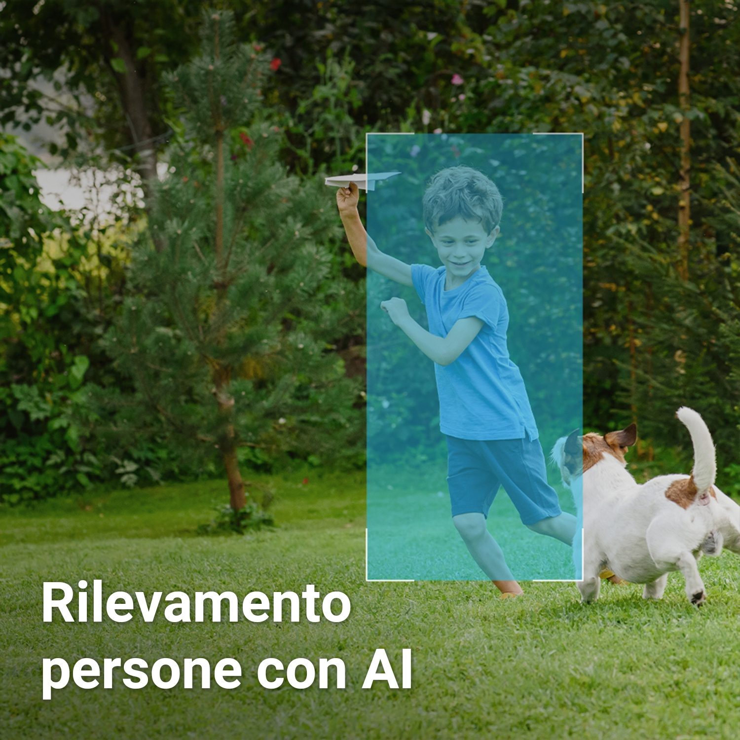 Un ragazzo con la maglietta blu corre con un cane sull'erba verde e un aereo in mano.