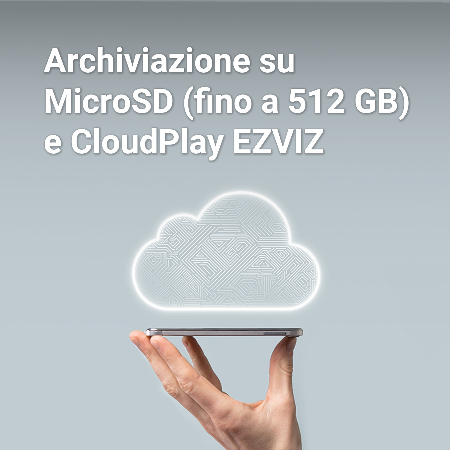 Mano che tiene un telefono con grafica a nuvola e testo sullo storage.