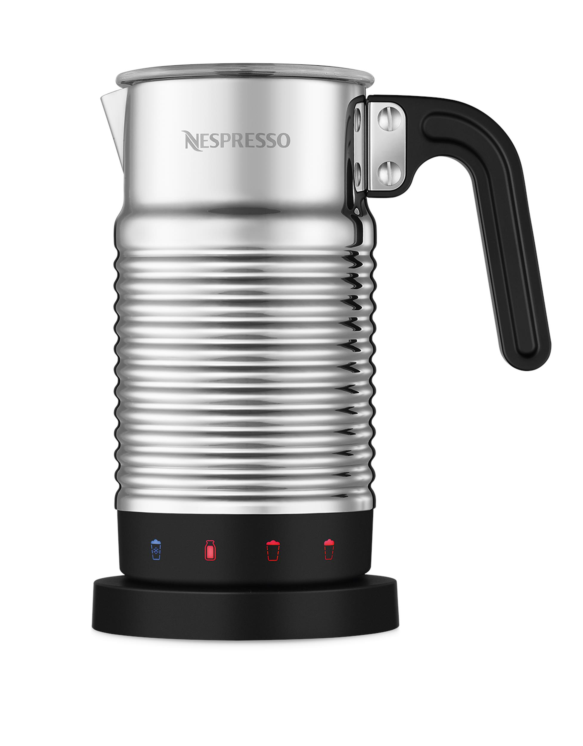 Beyaz zemin üzerinde siyah saplı gümüş Nespresso süt köpürtücü.