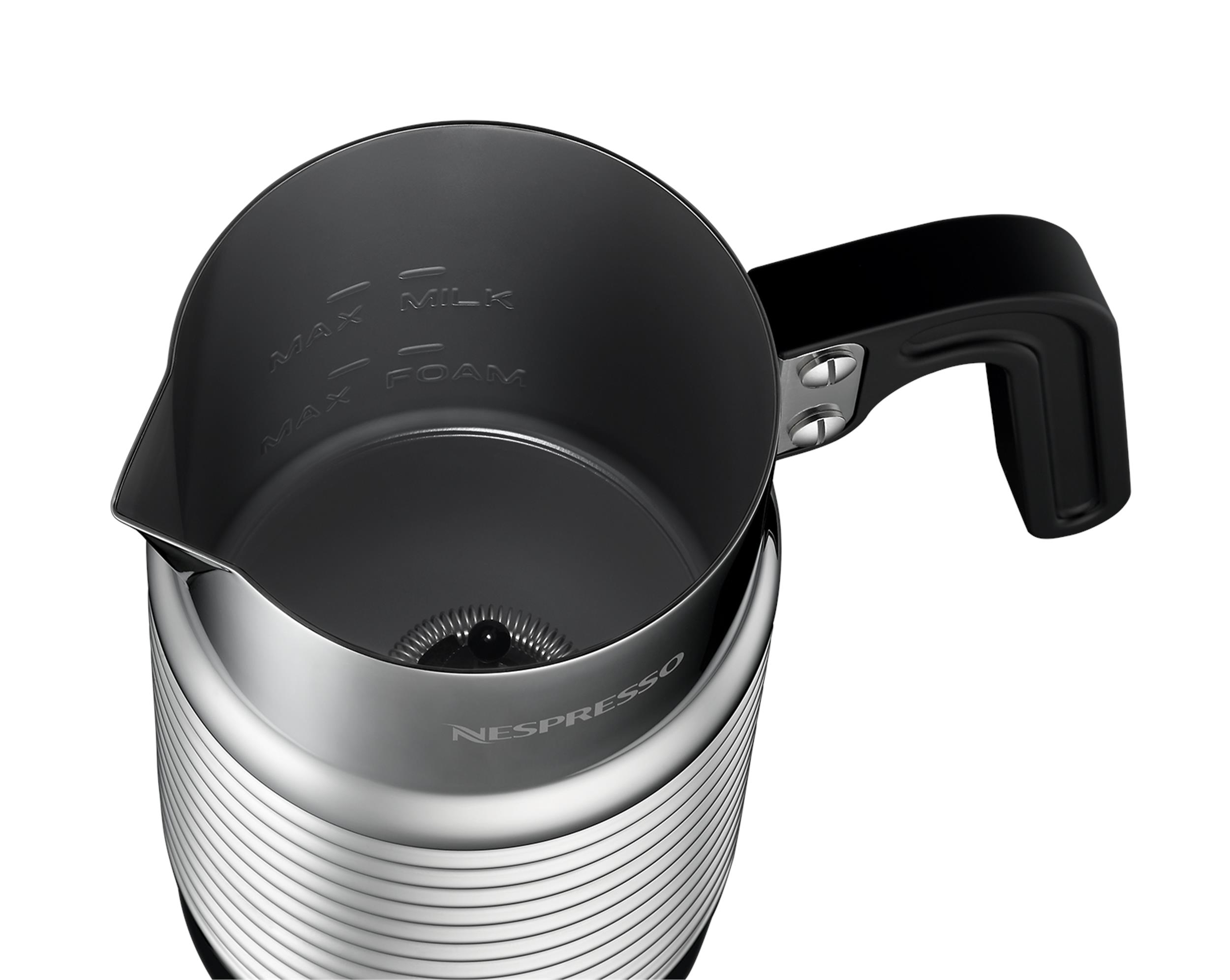 Gümüş ve siyah bir Nespresso süt köpürtücü, bir tutamakla. İçinde süt ve köpük için işaretler var.