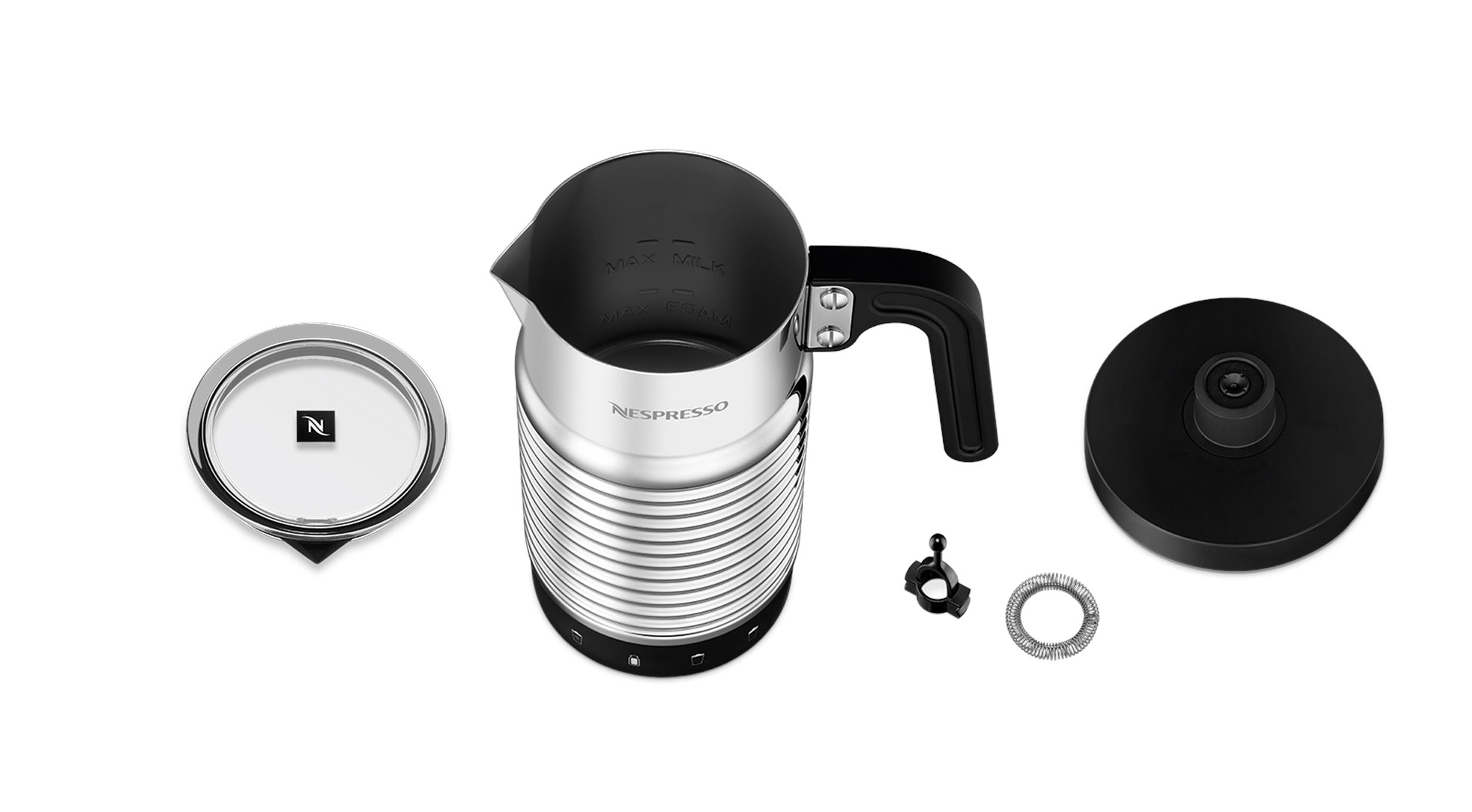 Nespresso süt köpürtücü ve aksesuarlar beyaz üzerine. Gümüş ve siyah detaylar. Yukarıdan görünüm.