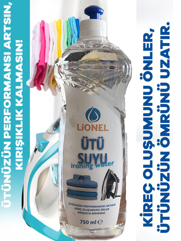Metinli ütü suyu şişesi. Arka planda ütü, kıyafetler ve ütülenmiş kıyafetler.