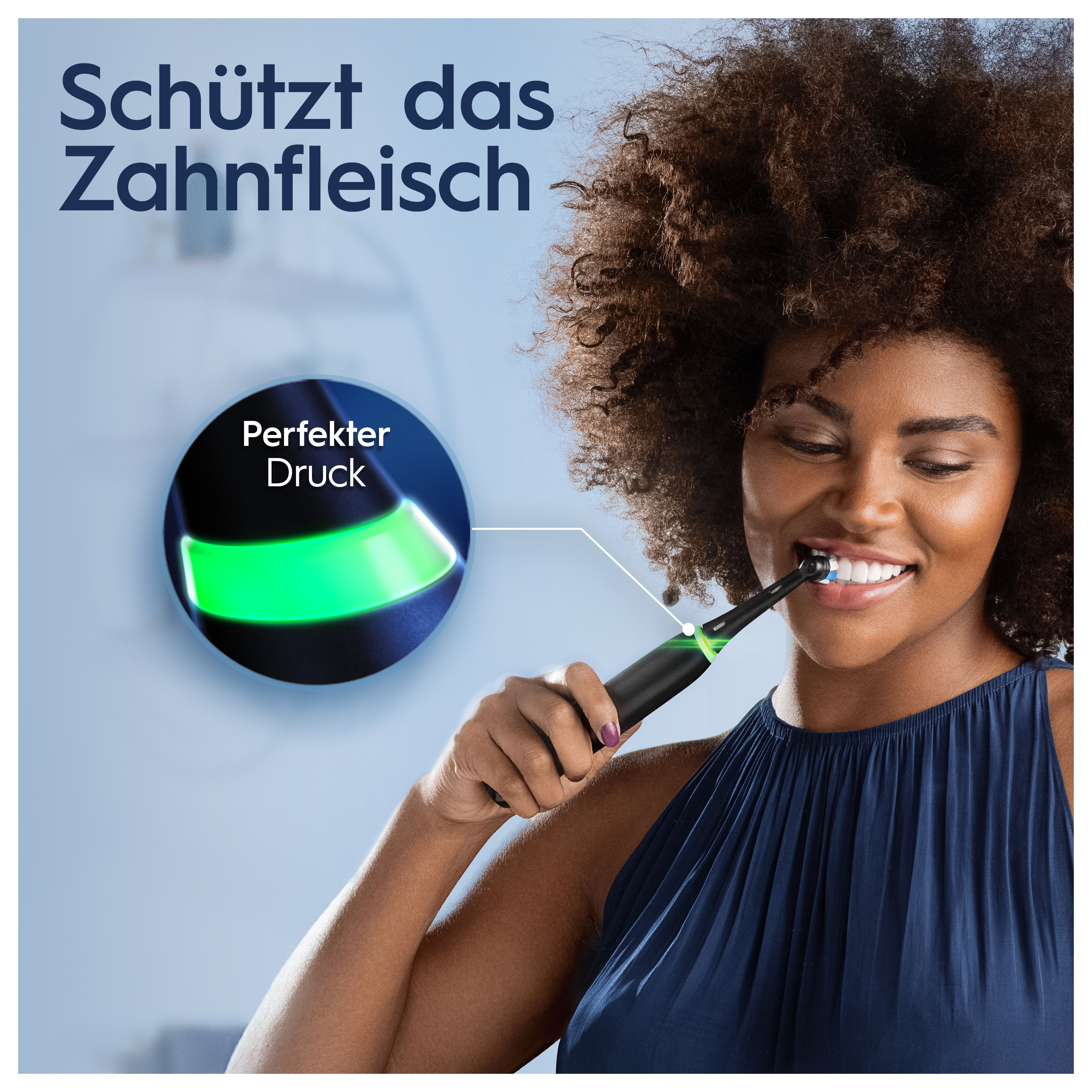 Femme se brossant les dents avec une brosse à dents électrique, la lumière verte indique la pression. Favorise les gencives saines.