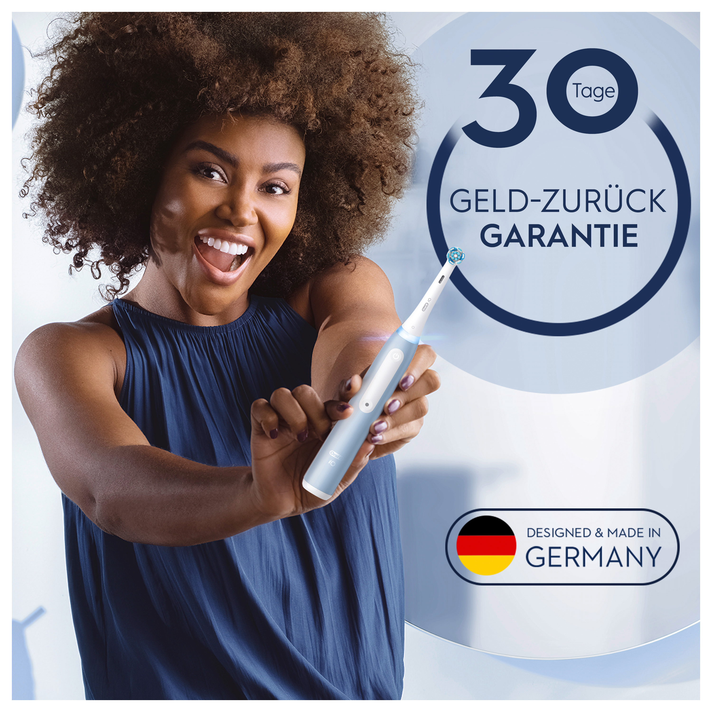 Une femme tenant une brosse à dents électrique bleue, souriante, avec du texte sur une garantie de remboursement.