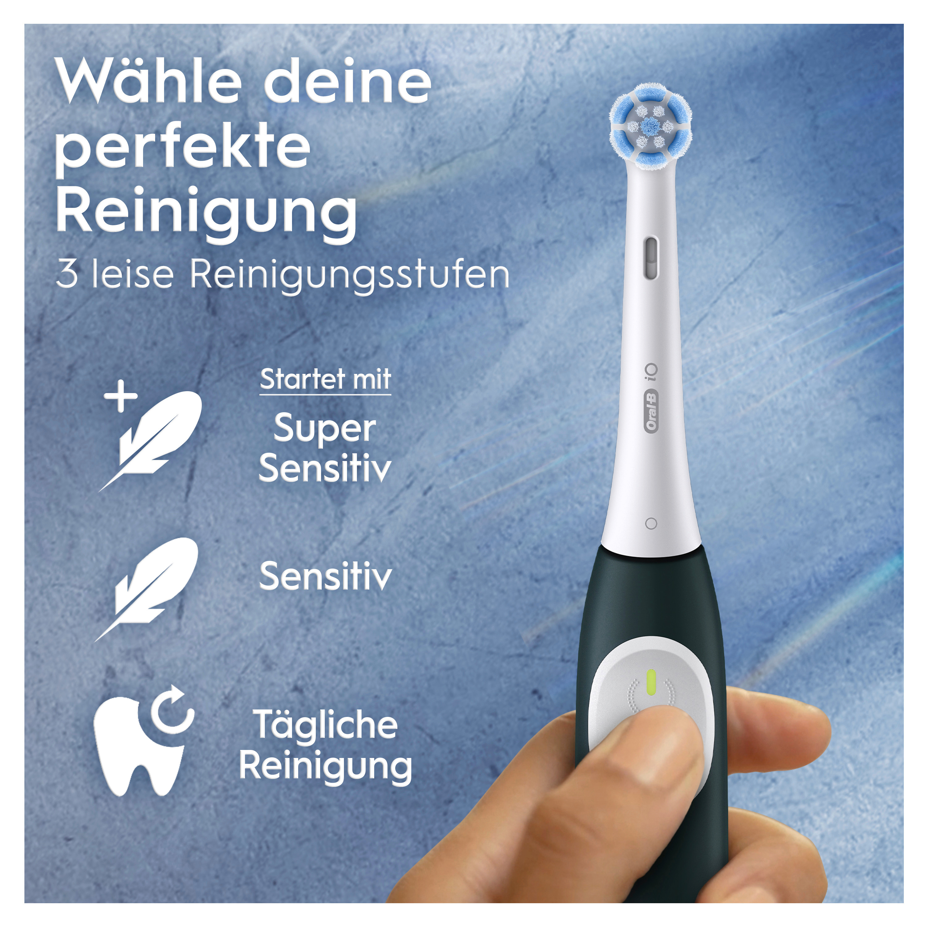 Weiß-türkisfarbene elektrische Zahnbürste von Oral-B mit Text und Hand, die sie hält.