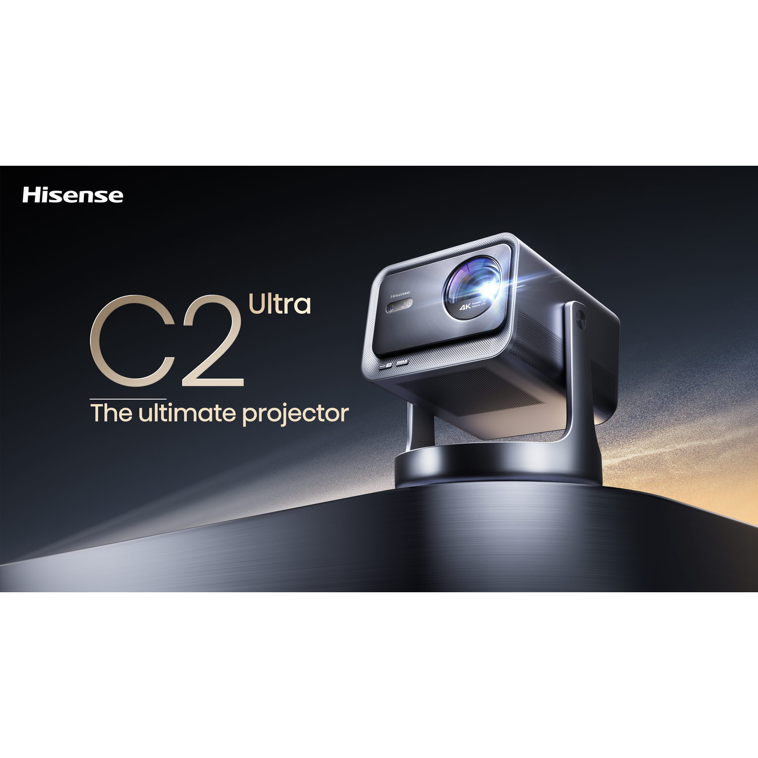 Hisense projector met 'C2 Ultra' tekst. De projector is zilverkleurig en omhoog gericht.