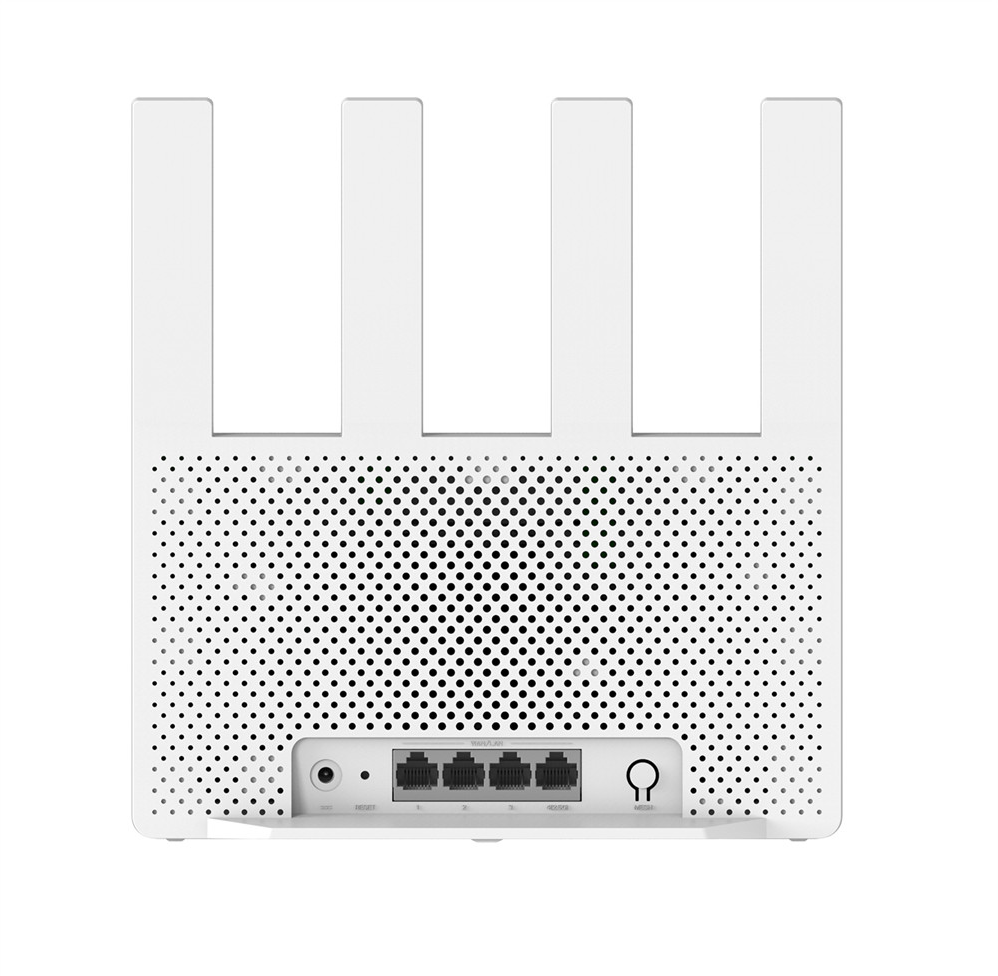 Fehér router négy antennával a hátulján. Perforált minta és csatlakozó portok láthatók.