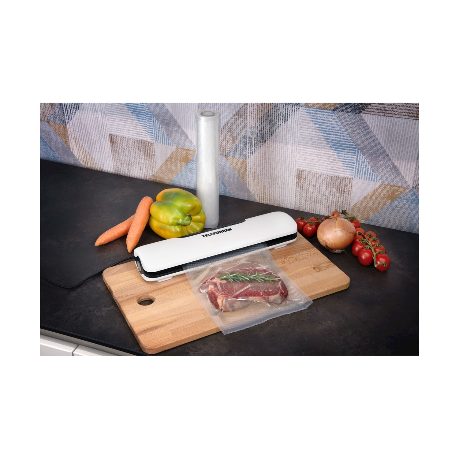 Sigillatrice sottovuoto con cibo su un tagliere di legno. Sfondo bianco.