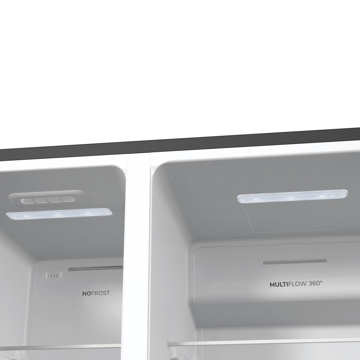 Kühlschrankinnenraum mit leeren Regalen, weiß. NoFrost- und MultiFlow 360°-Etiketten. Helle Beleuchtung.
