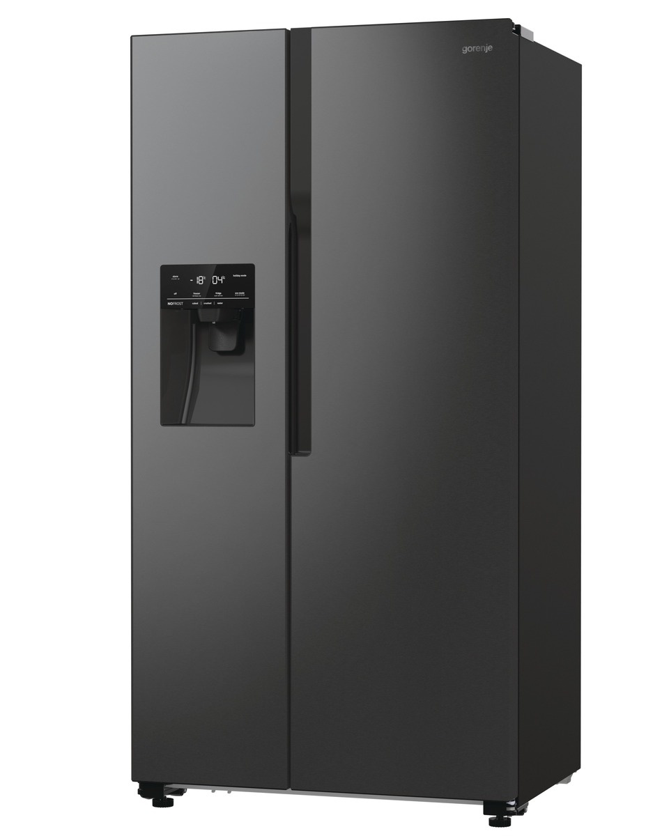 Ein schwarzer Side-by-Side-Kühlschrank. Er hat eine digitale Anzeige und einen Wasserspender.