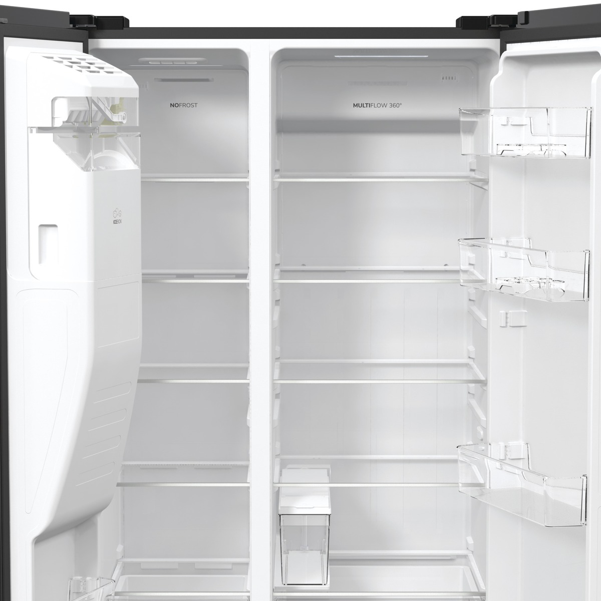 Offener, leerer Kühlschrank mit Regalen und Fächern. Weißer Innenraum, schwarzer Rahmen. NoFrost und Multiflow 360 Schilder.