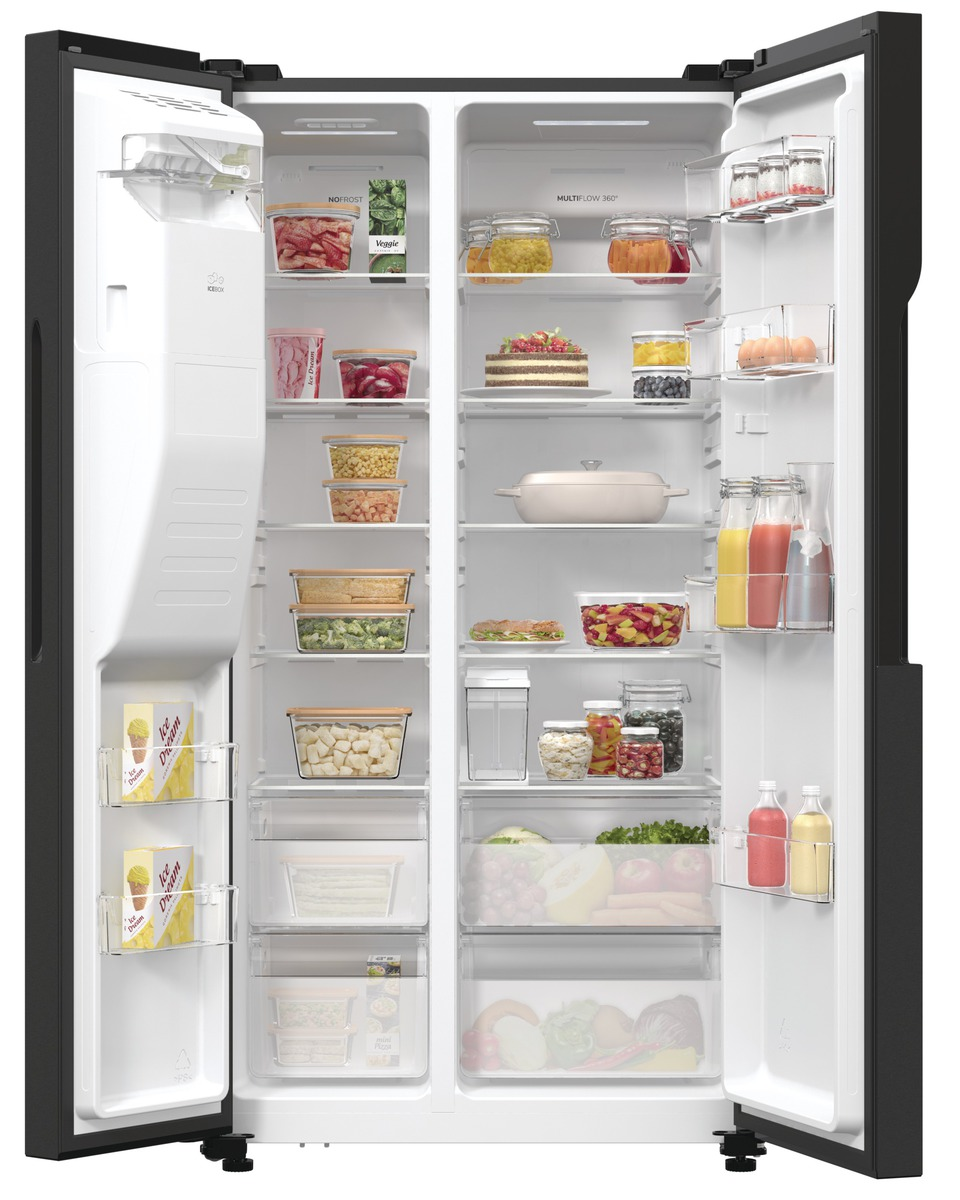 Offener Kühlschrank mit Essen, organisierten Regalen, schwarzer Außenansicht.