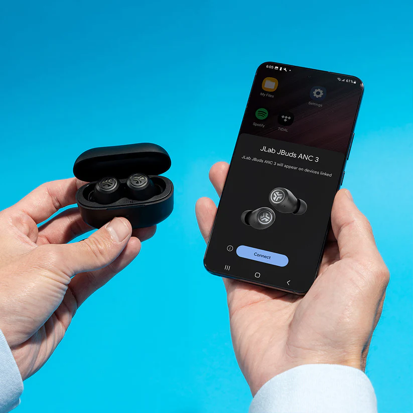 Hände halten ein Telefon, das Ohrhörer anzeigt, über die App gepaart.