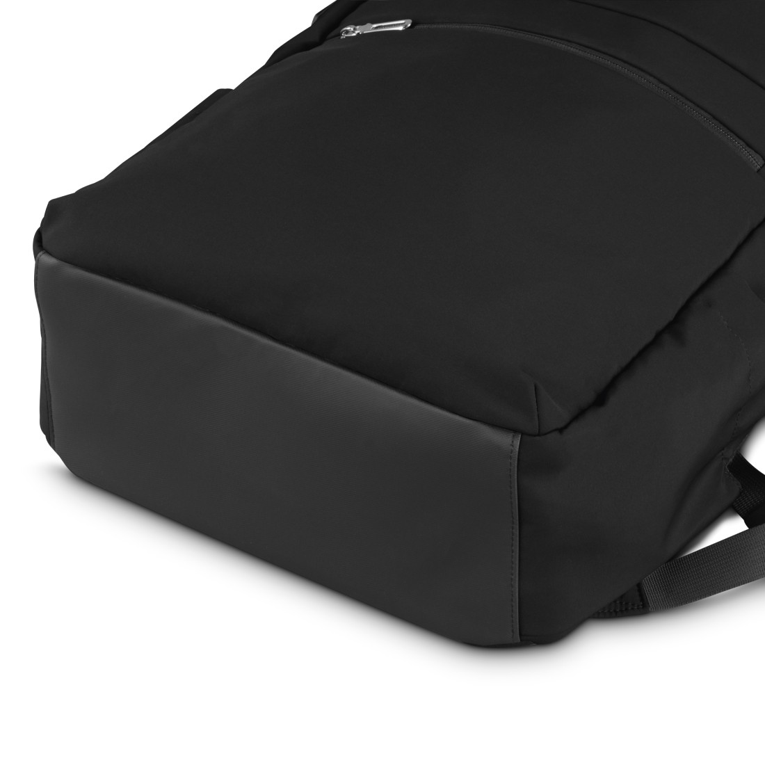 Ein schwarzer Rucksack mit dunkelgrauem Boden, Nahaufnahme.
