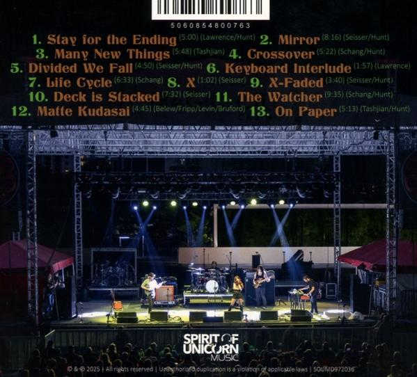 Eine Konzertbühne mit einer Band und einer Liste von Songs.