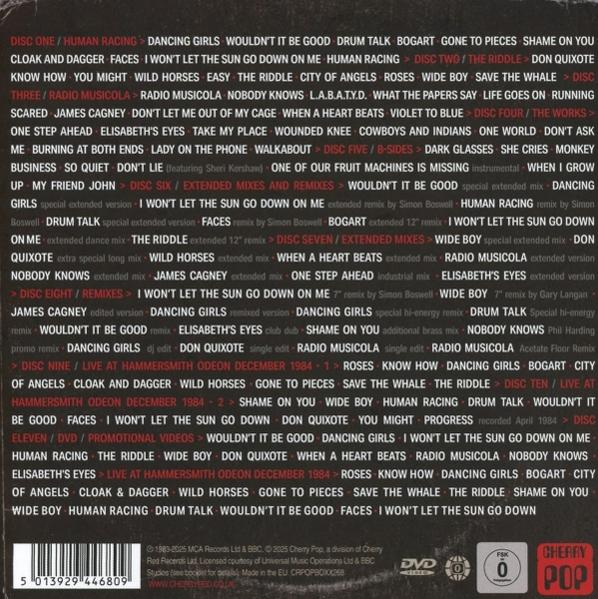 CD-Cover mit einer Liste von Songs und Titeln. Text in Weiß auf dunklem Hintergrund.