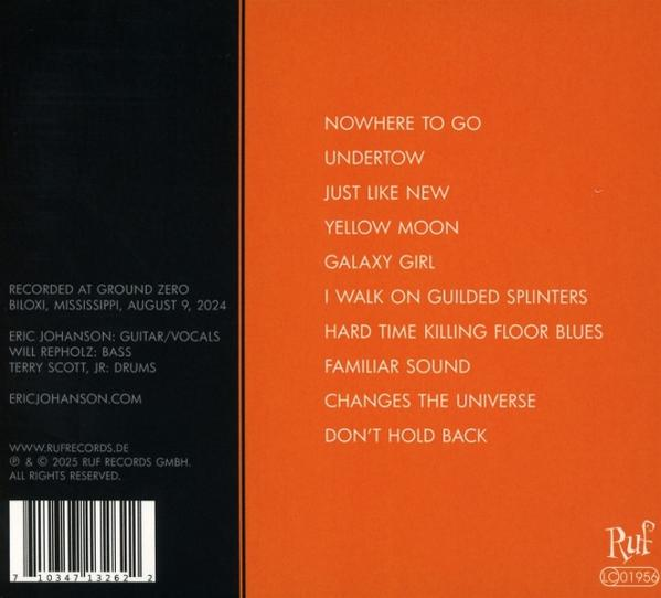 Rückseite einer CD mit Songtiteln, Künstlerinformationen und einem Barcode. Orange-schwarzes Design.