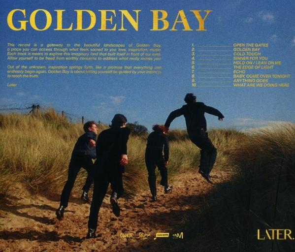 Albumcover mit dem Text 'GOLDEN BAY' und vier Personen am Strand, einer springt, mit einer Trackliste.