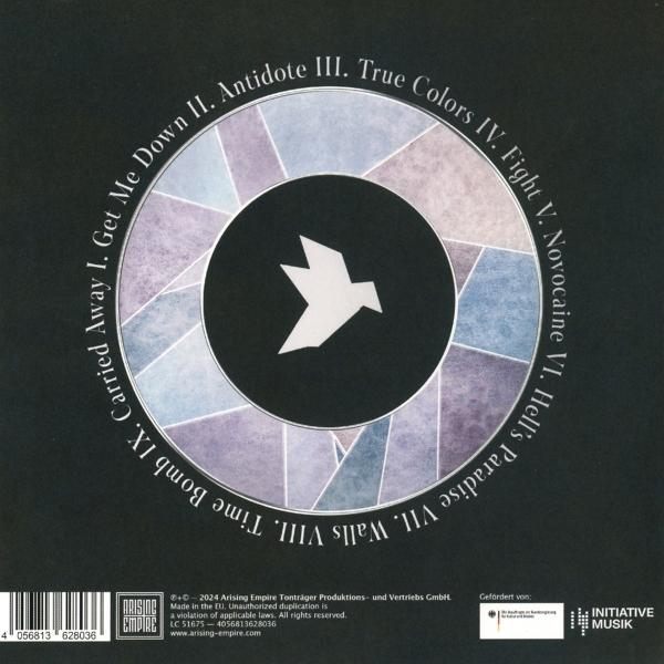 CD-Cover mit Bandnamen, Songtiteln und einer Taubengrafik in einem geometrischen Design.
