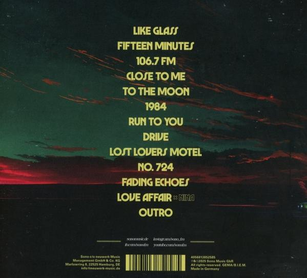 Albumrückseite mit Songtiteln und Credits auf dunklem Hintergrund.