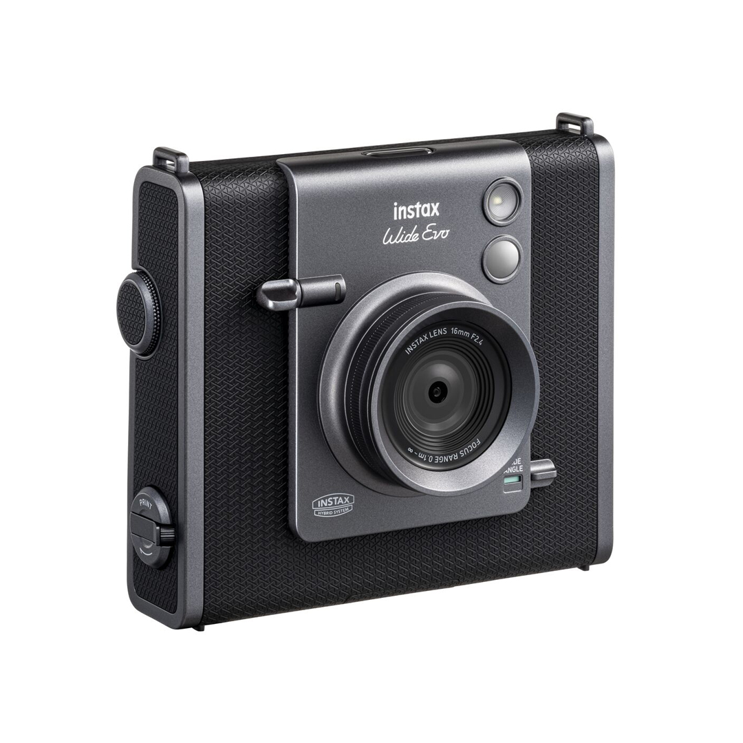 Beyaz bir arka plan üzerinde bir Instax Wide Evo kamera. Siyah ve gridir.