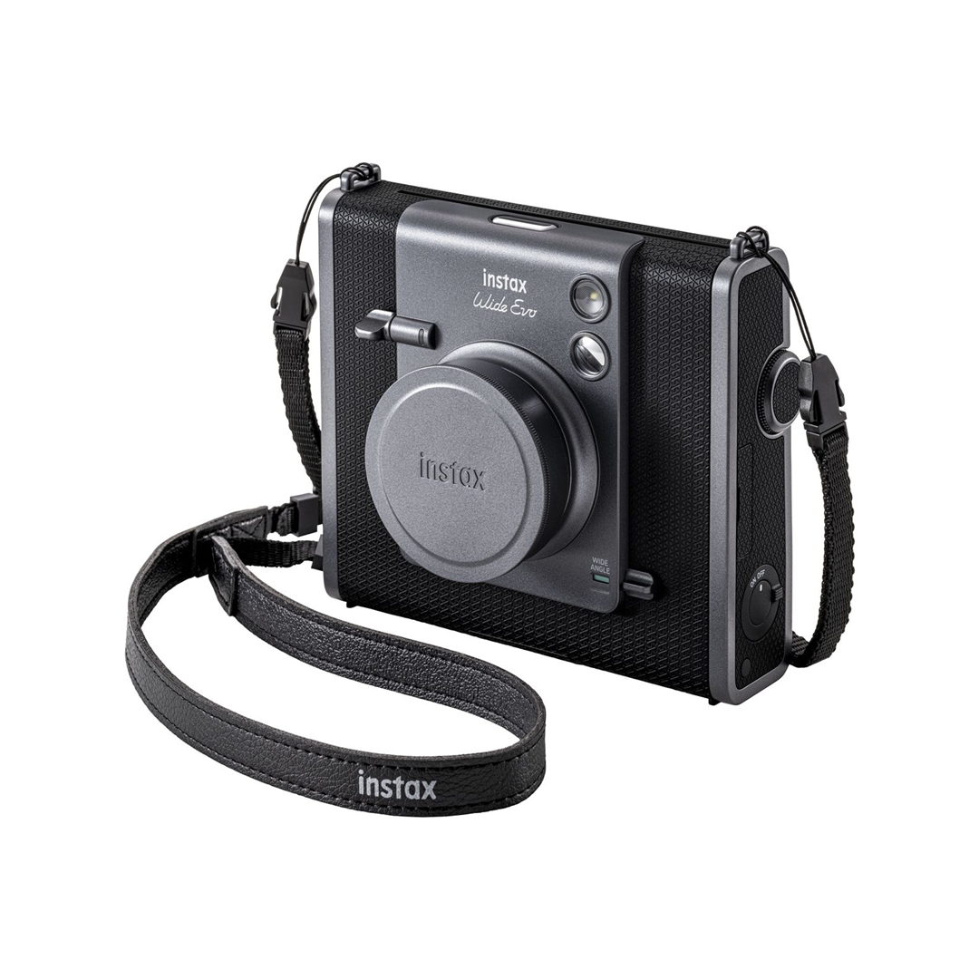Siyah ve gri Instax Wide Evo kamera, beyaz arka planda siyah kayışla.
