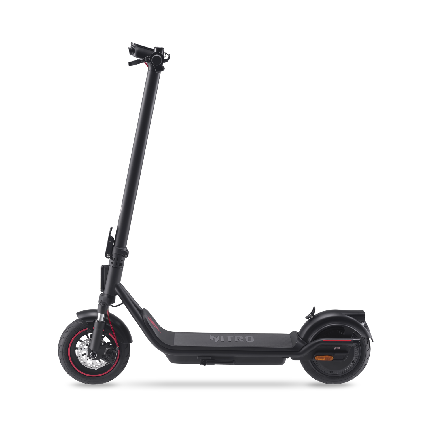 Zwarte elektrische scooter met rode accenten. De scooter staat schuin, op een zwarte achtergrond.