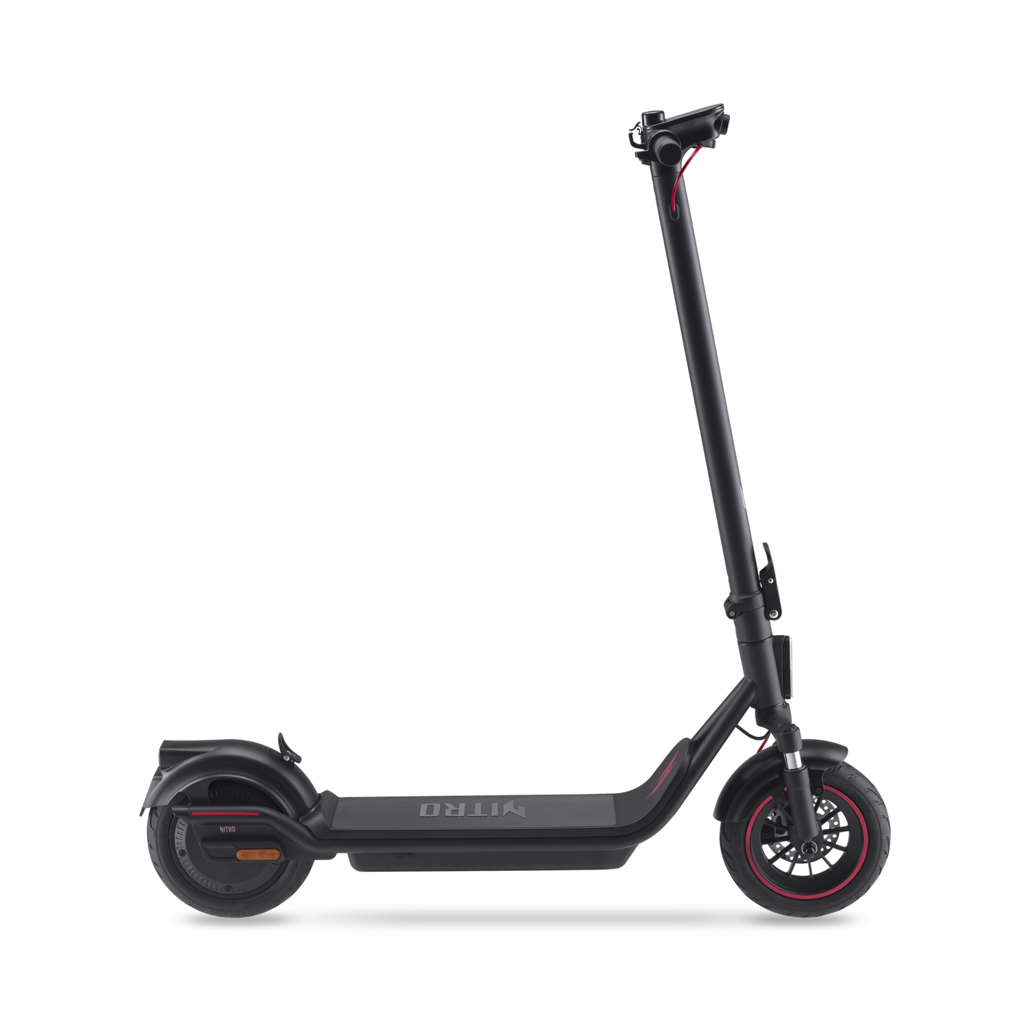 Zwarte elektrische scooter. De scooter staat schuin, op een zwarte achtergrond. Focus op de voorkant.