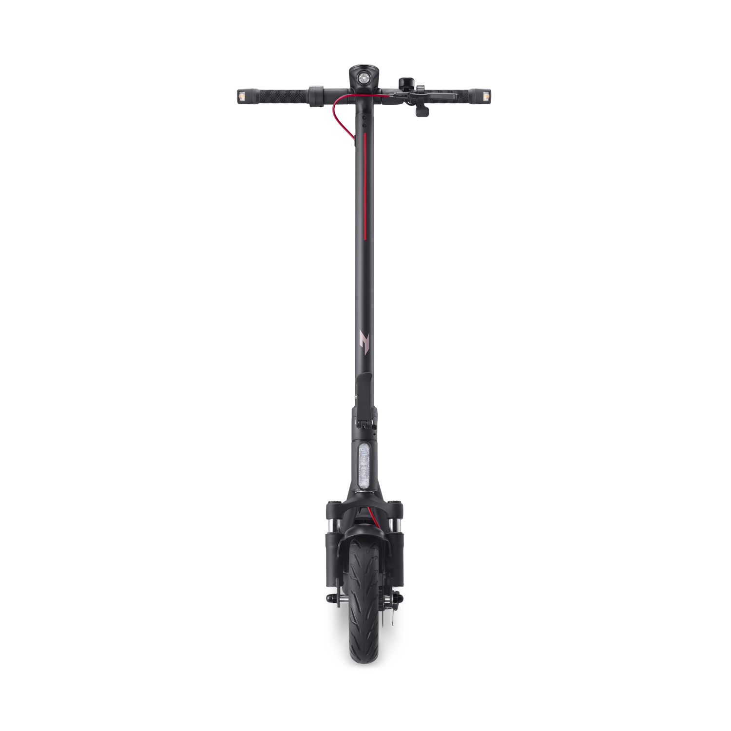 Een elektrische scooter wordt van voren getoond, op een zwarte achtergrond.