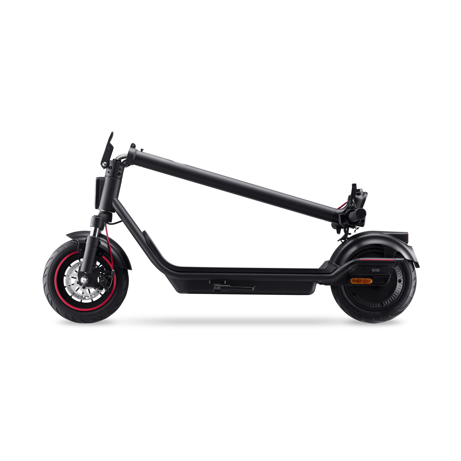 Zwarte elektrische scooter op een zwarte achtergrond.