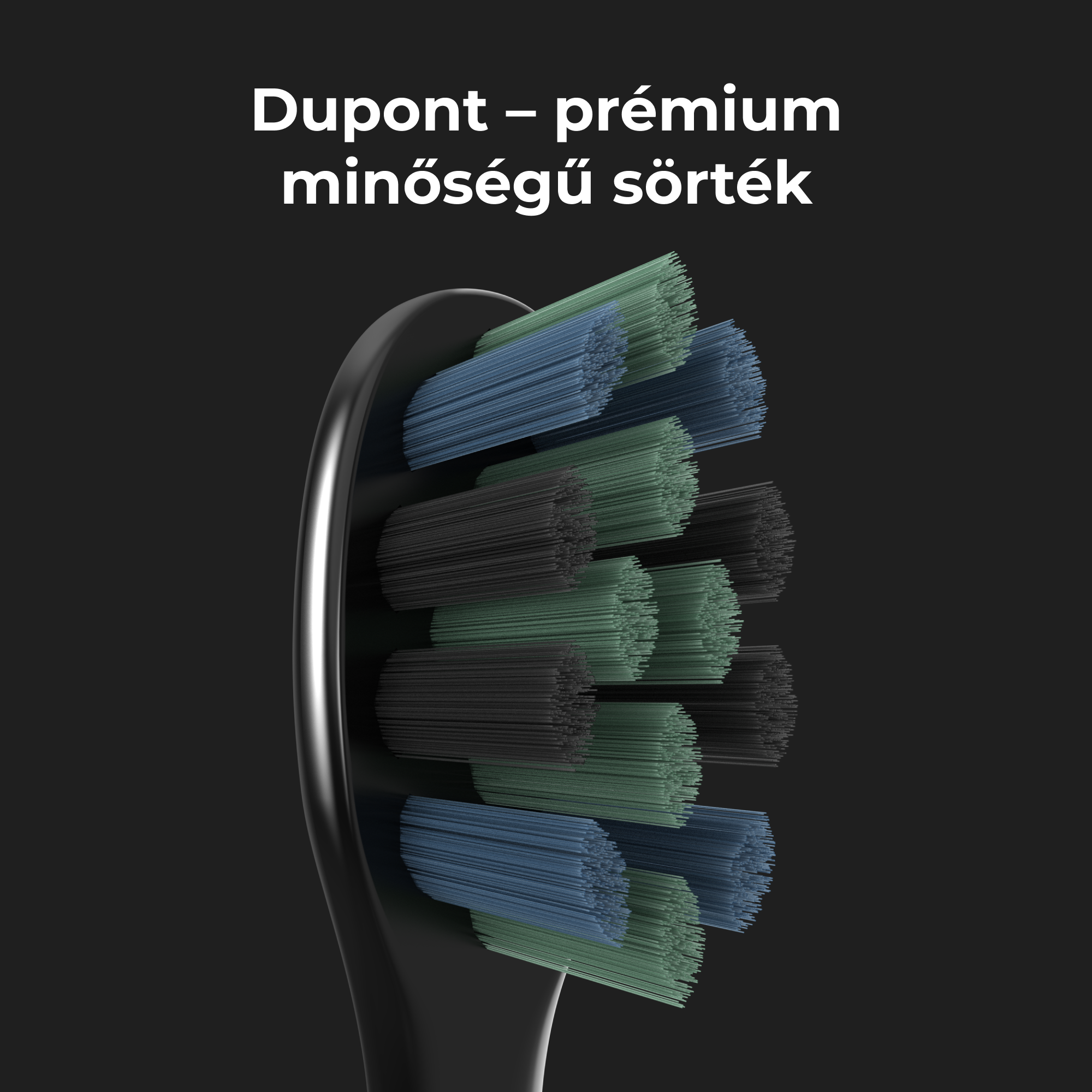 Közeli kép egy fekete fogkefefejről kék, zöld és fekete sörtékkel.