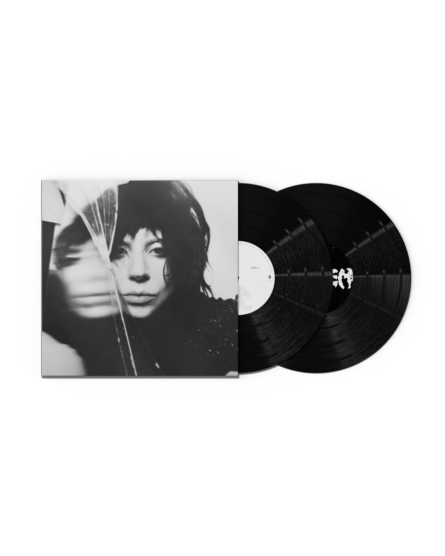 Pochette d'album en noir et blanc avec le visage d'une femme et des vinyles.