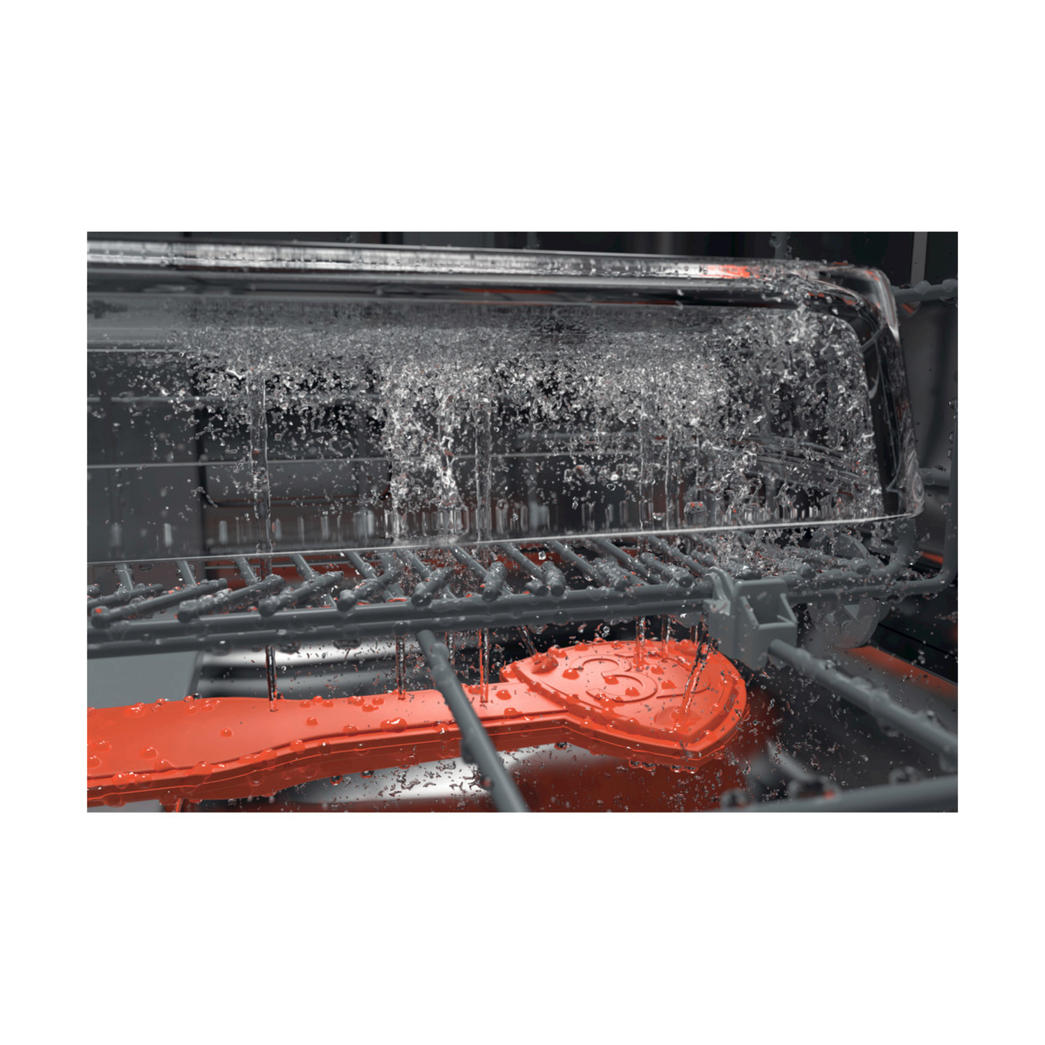 Spruzzo d'acqua in una lavastoviglie, con un oggetto rosso in primo piano.
