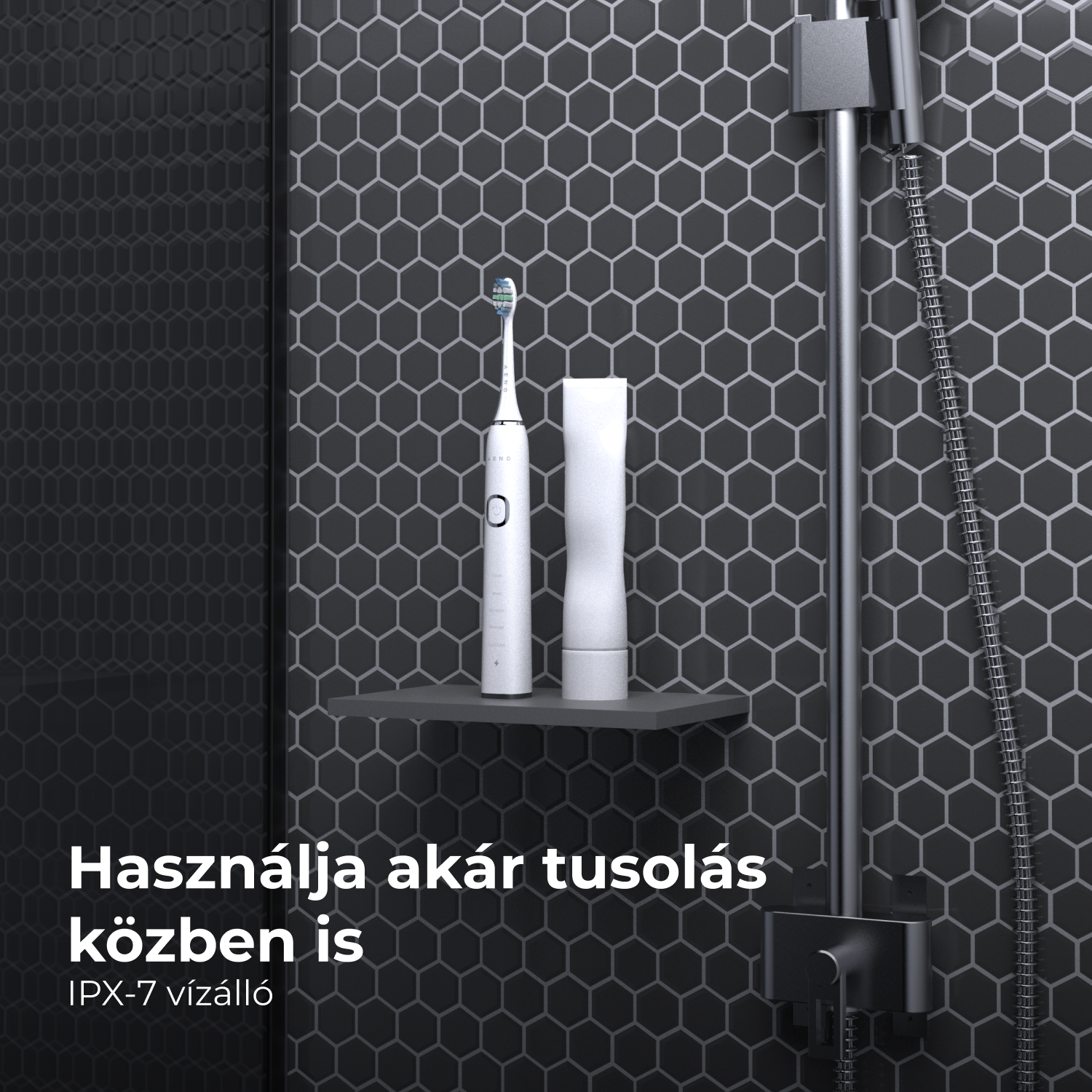 Fehér elektromos fogkefe és fogkrém egy szürke polcon. Szöveg: Használja zuhanyzás közben is, IPX-7 vízálló.