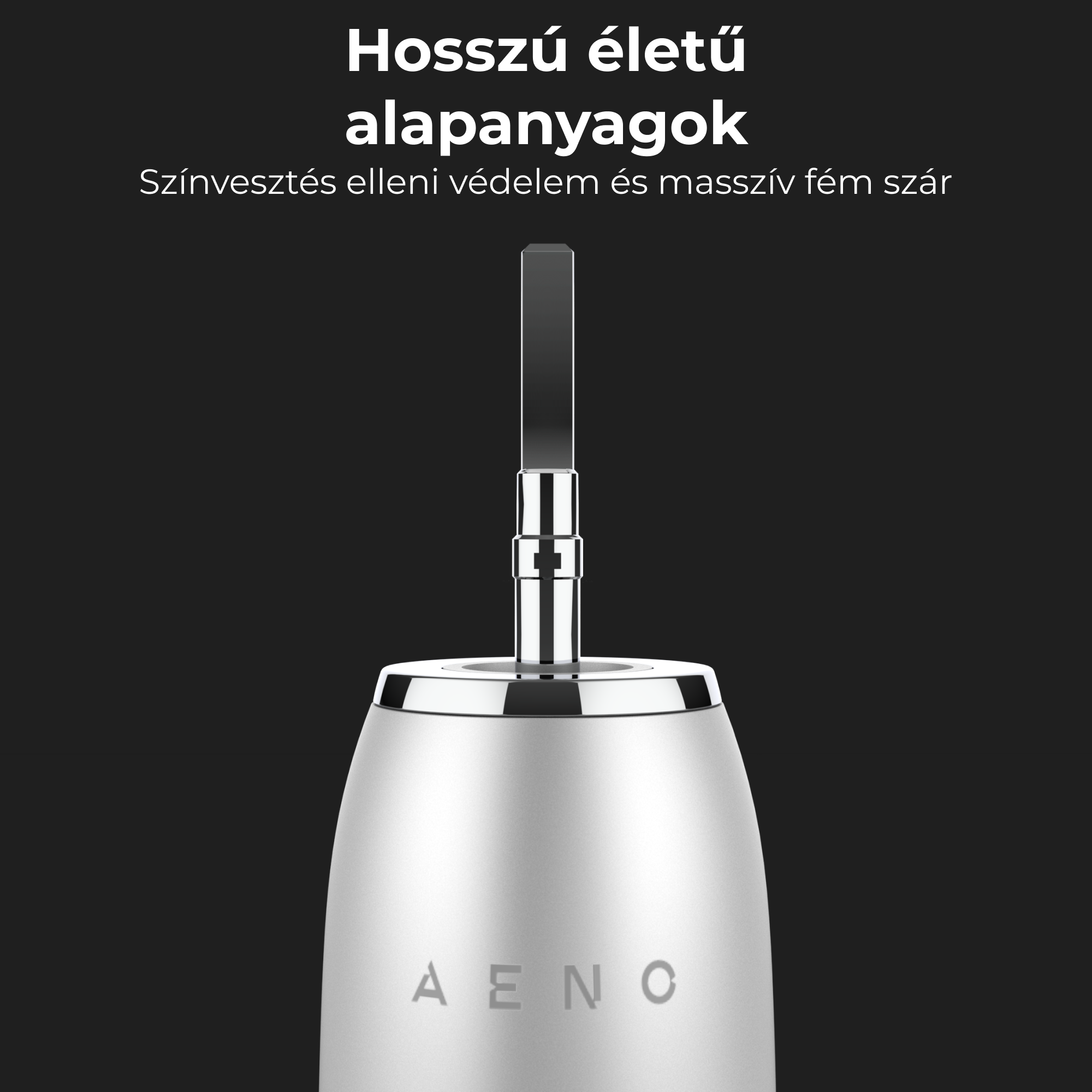 Egy ezüst készülék közeli képe sötét tetővel, fekete háttér előtt; magyar nyelvű szöveg.