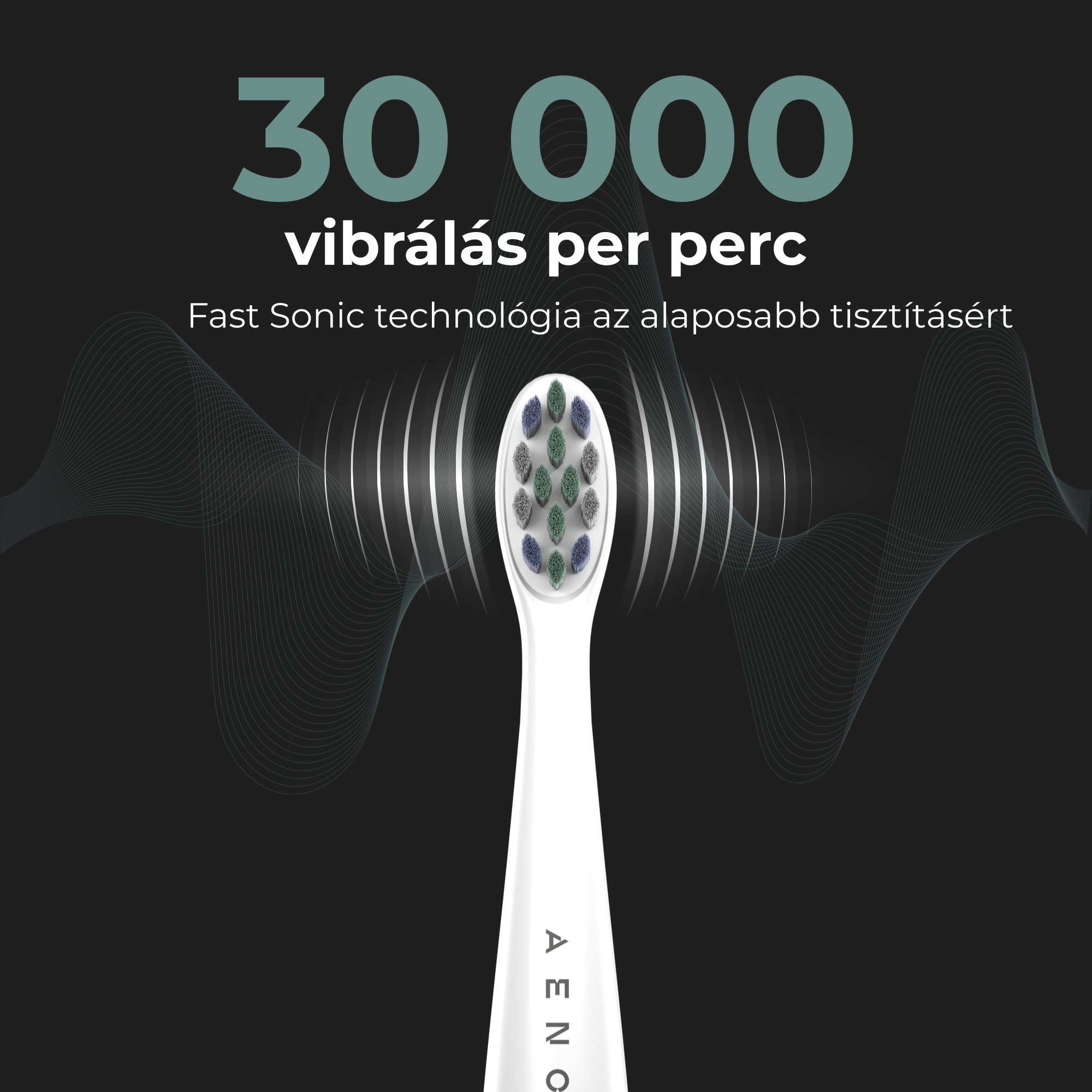 Fehér fogkefe fejének közeli képe. Zöld és kék sörtéi vannak. Sötét háttér.