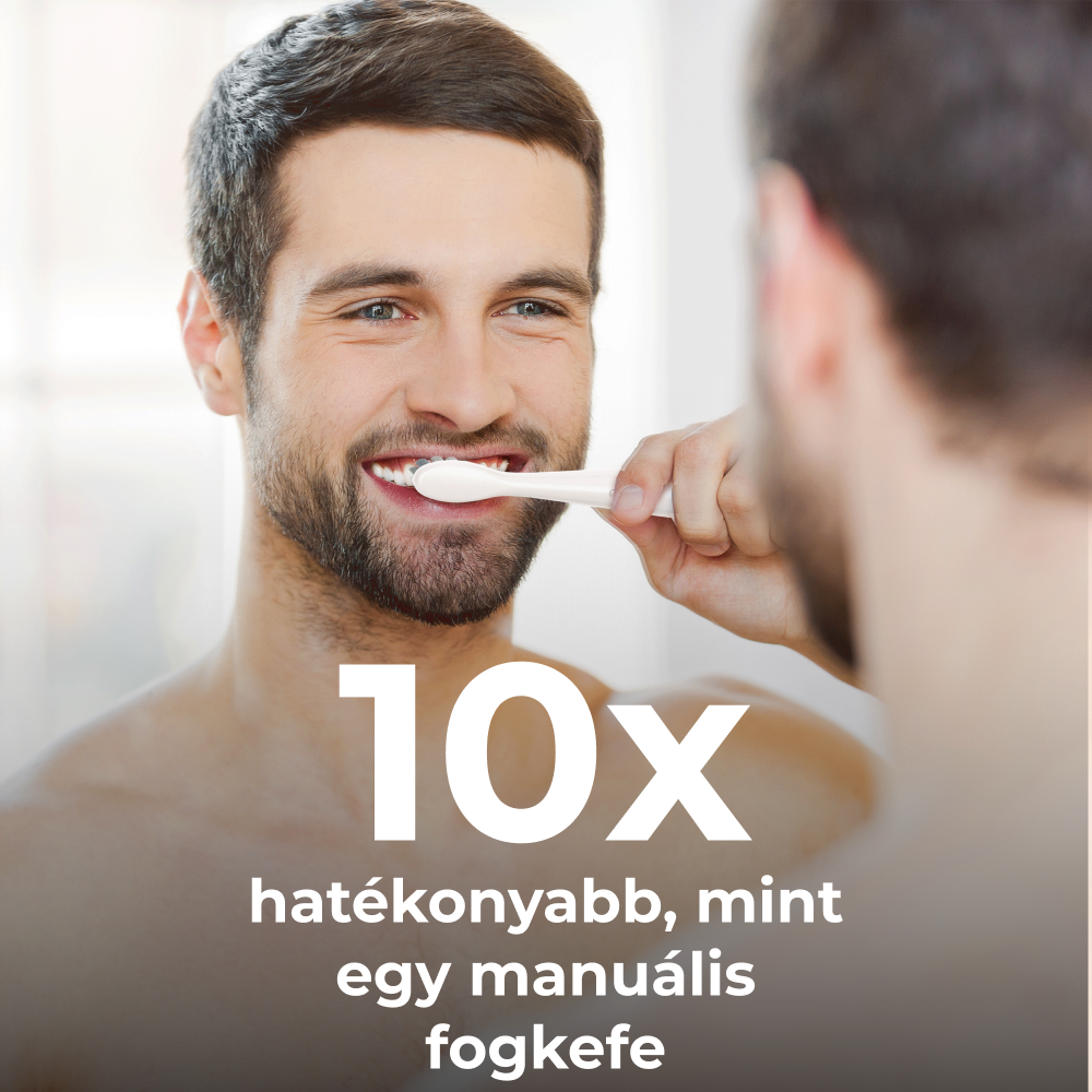 Egy férfi fehér elektromos fogkefével mos fogat. A képen egy mosolygó férfi látható.