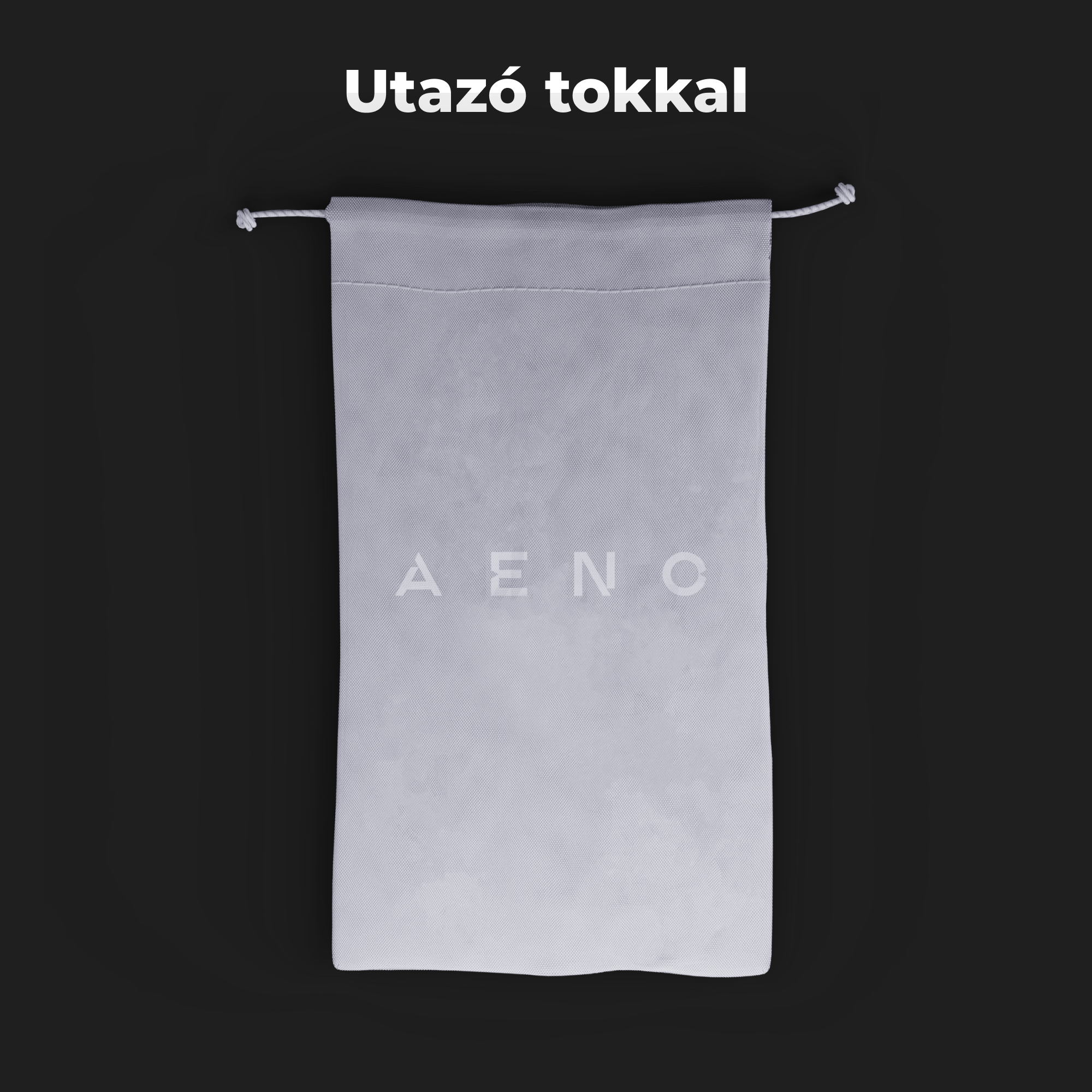 Fehér zsinóros táska. 'AENO' nyomtatva a táskán. Sötét háttér. Szöveg: 'Utazó tok'.