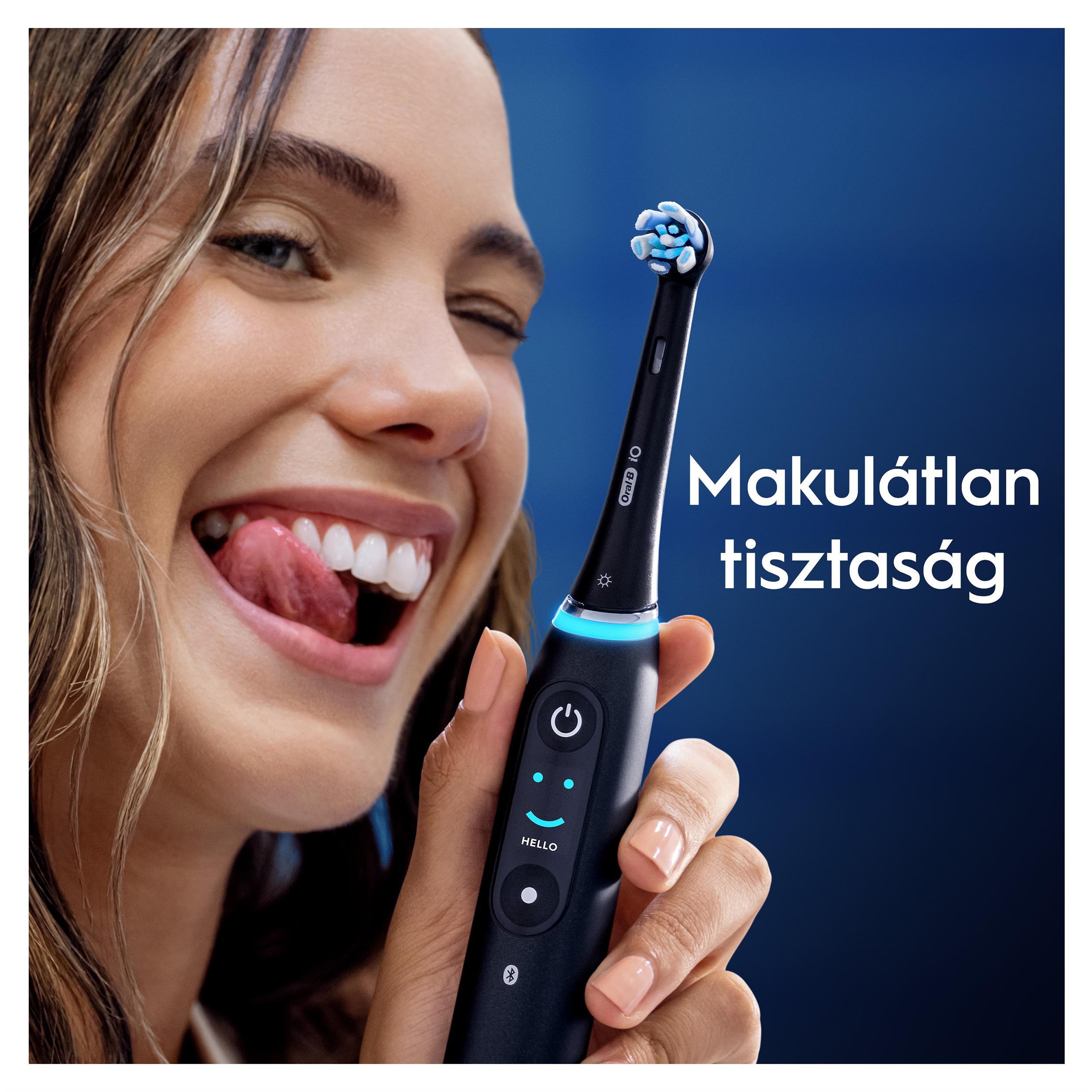 Egy nő kacsint, egy fekete elektromos fogkefét tart kék fénnyel, mosolyog. A szöveg azt mondja: „Tökéletes tisztaság”.