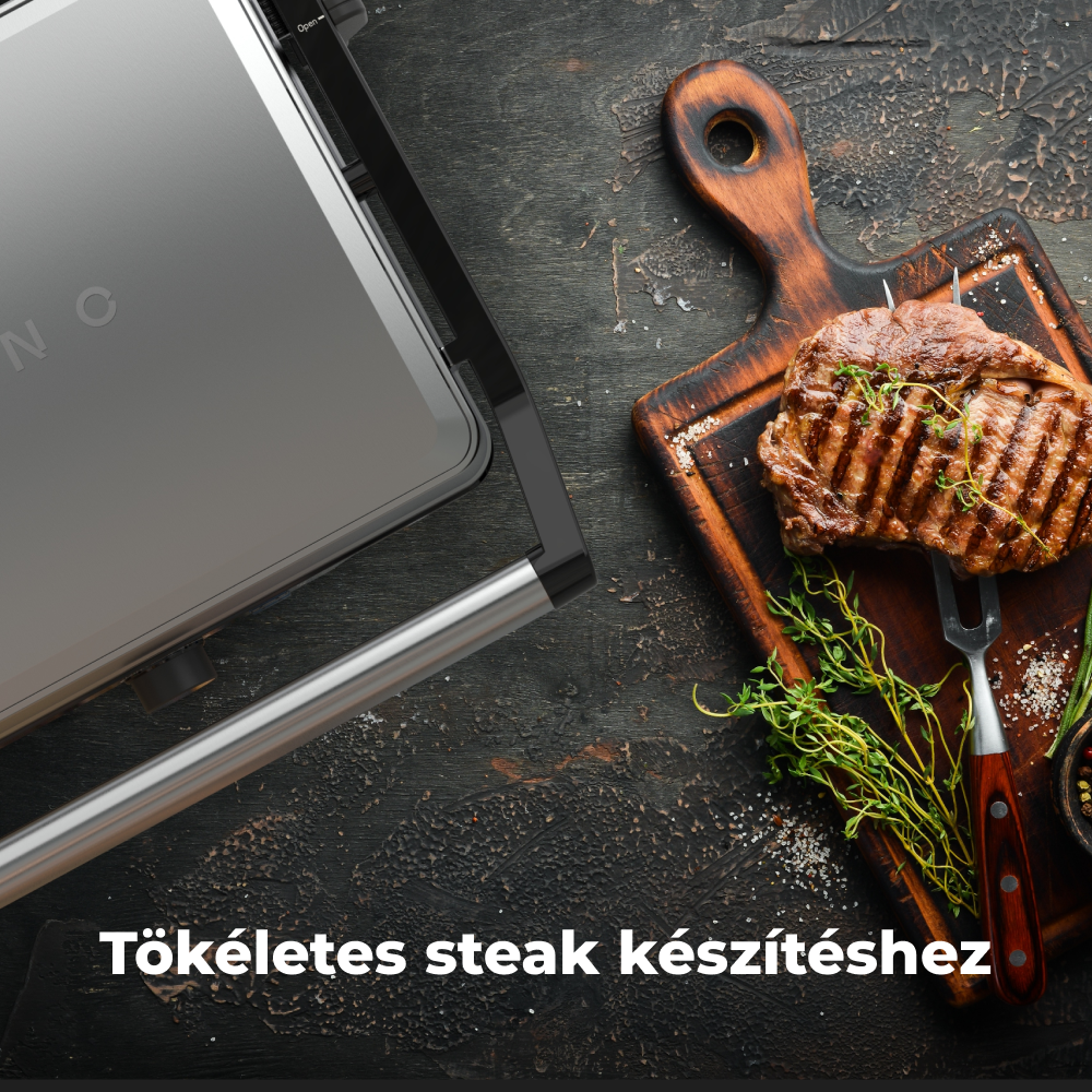 Grillezett steak fa vágódeszkán, grill közelében. Villa a steakben.