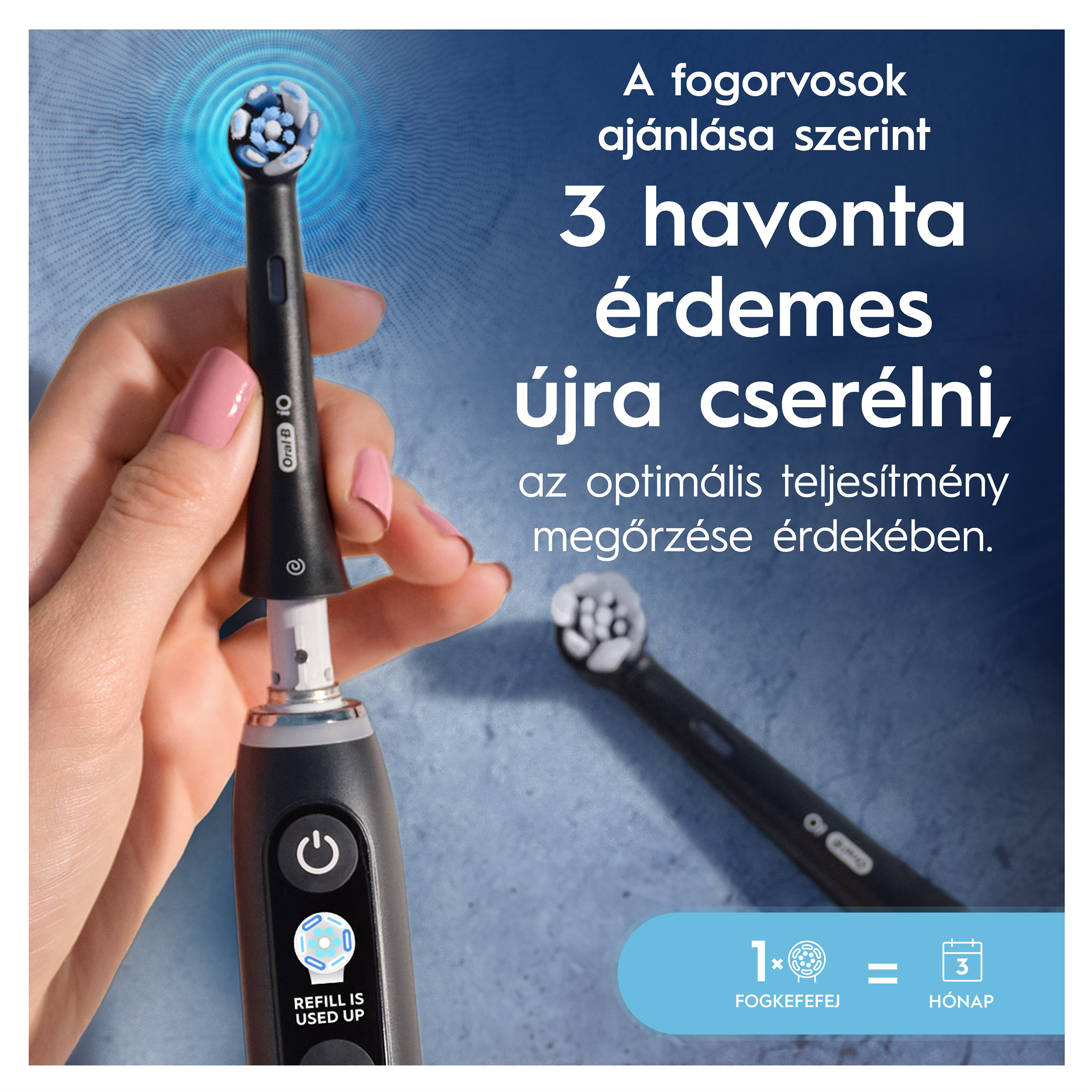 Egy kéz elektromos fogkefét tart. A szöveg szerint 3 havonta cseréld a kefefejet.